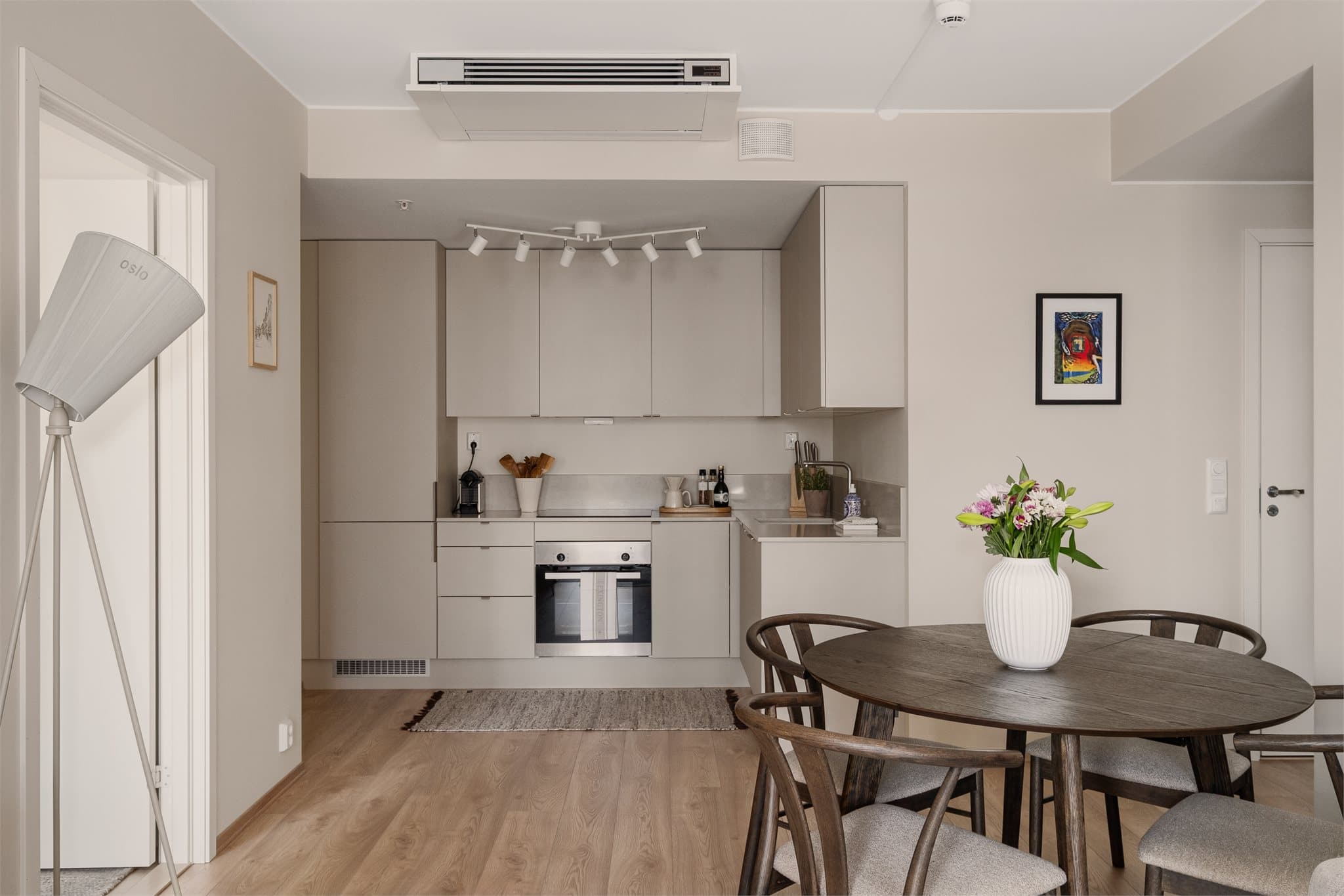 - Merk varmepumpe i stue. Leiligheten har også en ekstern bod som måler ca. 5 m² - Verdifullt med ekstra lagringsplass! -