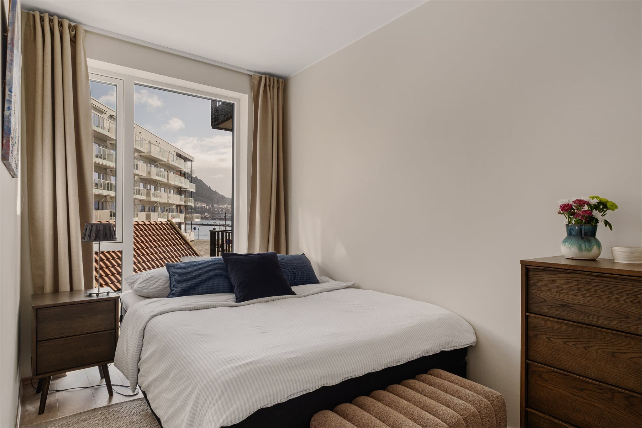 - Hovedsoverommet er av god størrelse og har vakker sjøusikt -