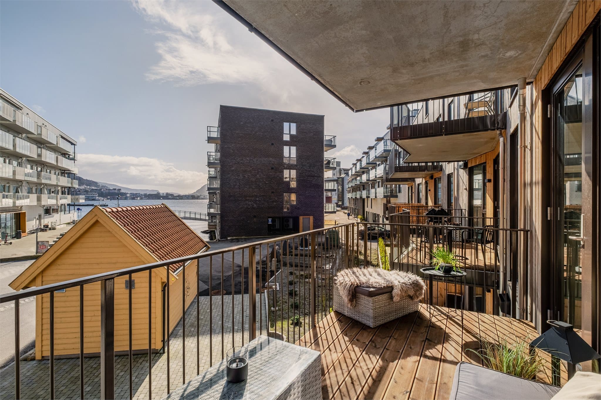 - Balkongen er overbygd noe som gjør bruksmulighetene større og utemøbler og puter kan stå ute store deler av året -