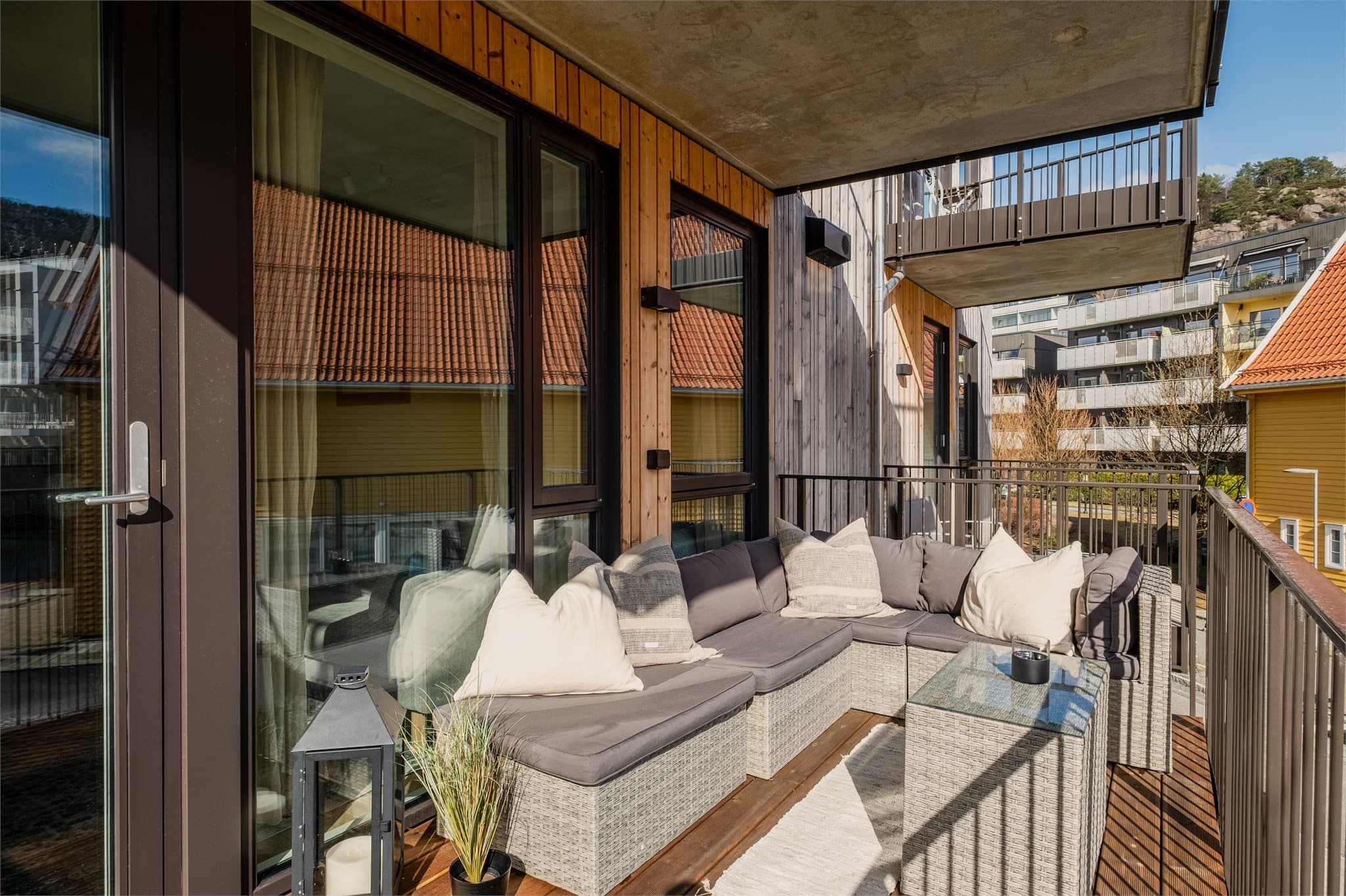 - Få alt du måtte ønske; sjøutsikt, gode solforhold fra privat balkong på 9,2 m² + felles terrasse, heisadkomst til leilighet og mulighet for å kjøpe garasjeplass -