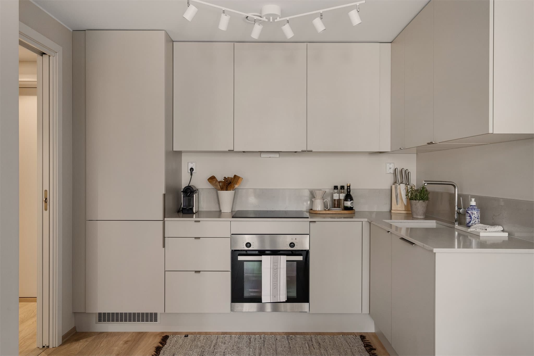 - Den åpne stue og kjøkkenløsningen sørger for en åpen og sosial sone, samtidig som at du har plass til spisebord -