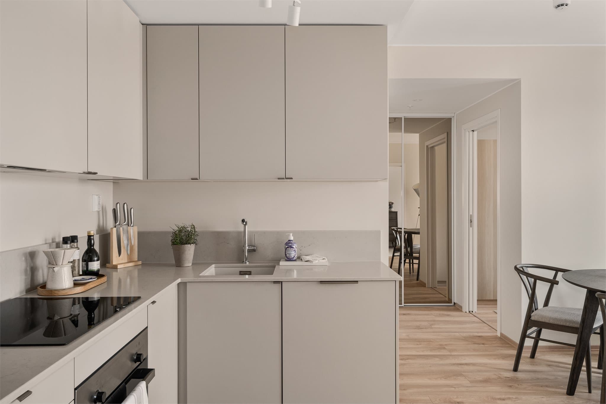 - Lekker kjøkkeninnredning med beige slette fronter og kvalitetsbenkeplate av stein -