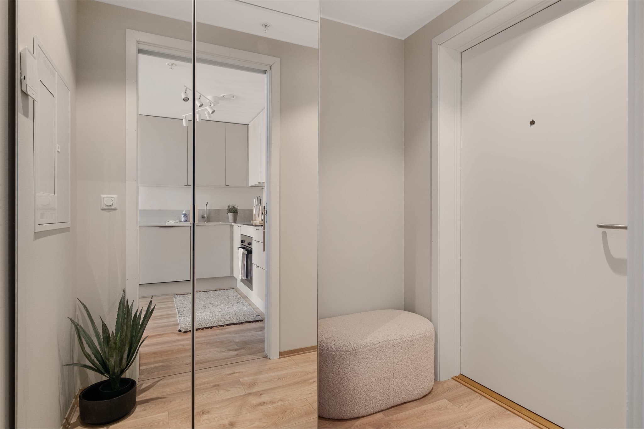 - Du blir ønsket velkommen hjem til en lys og trivelig gang. Svært godt førsteinntrykk av leiligheten! -