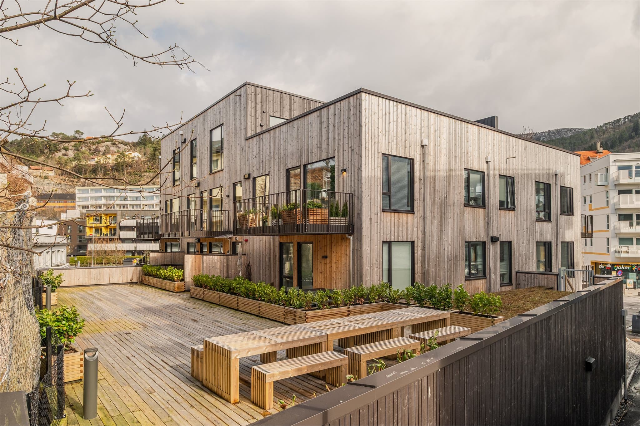 - Bygget er fra 2024 og leiligheten innehar dermed moderne kvaliteter og flotte materialvalg -