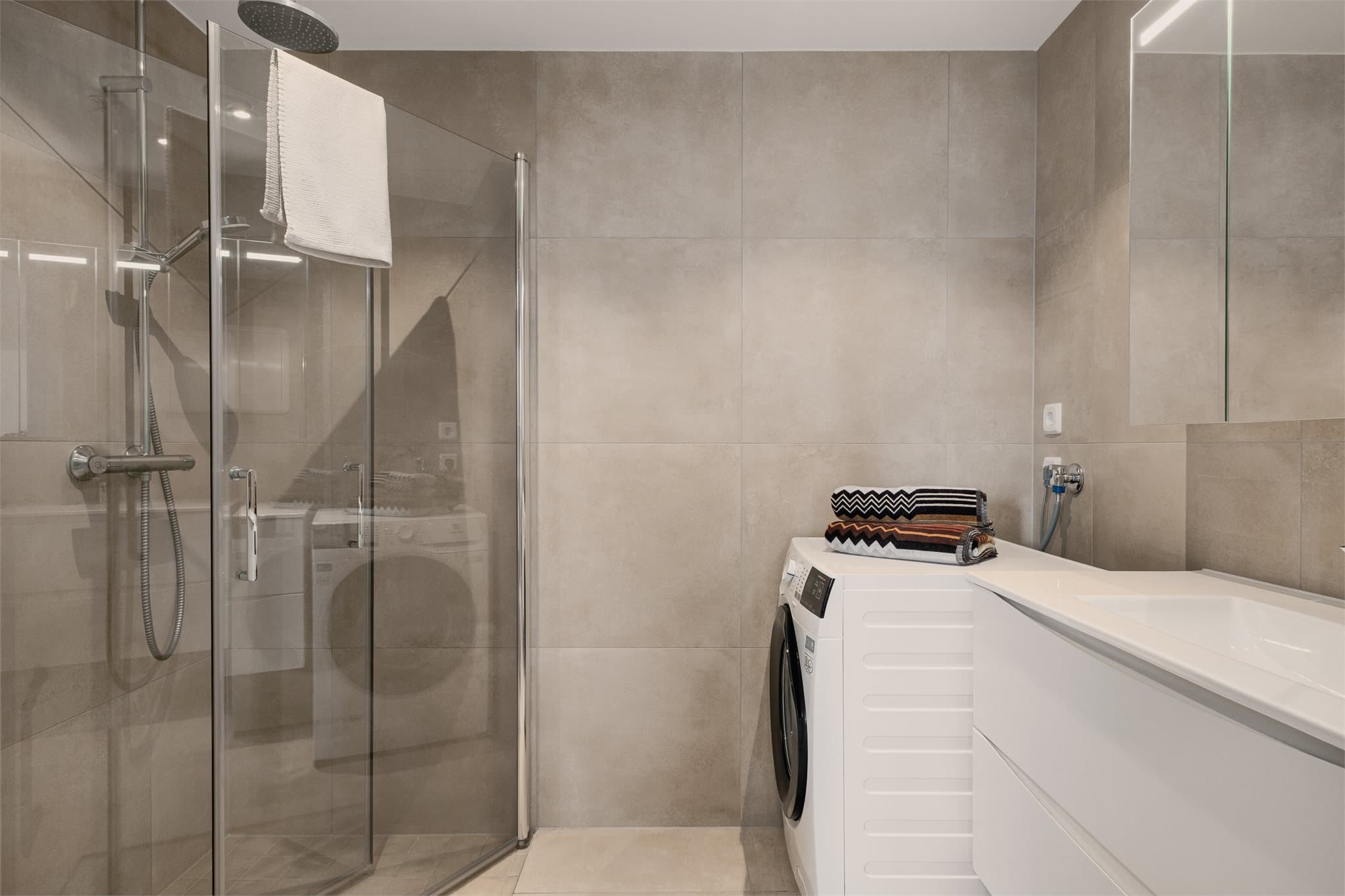 - Lekkert helfliset bad med behagelig varme i gulv -