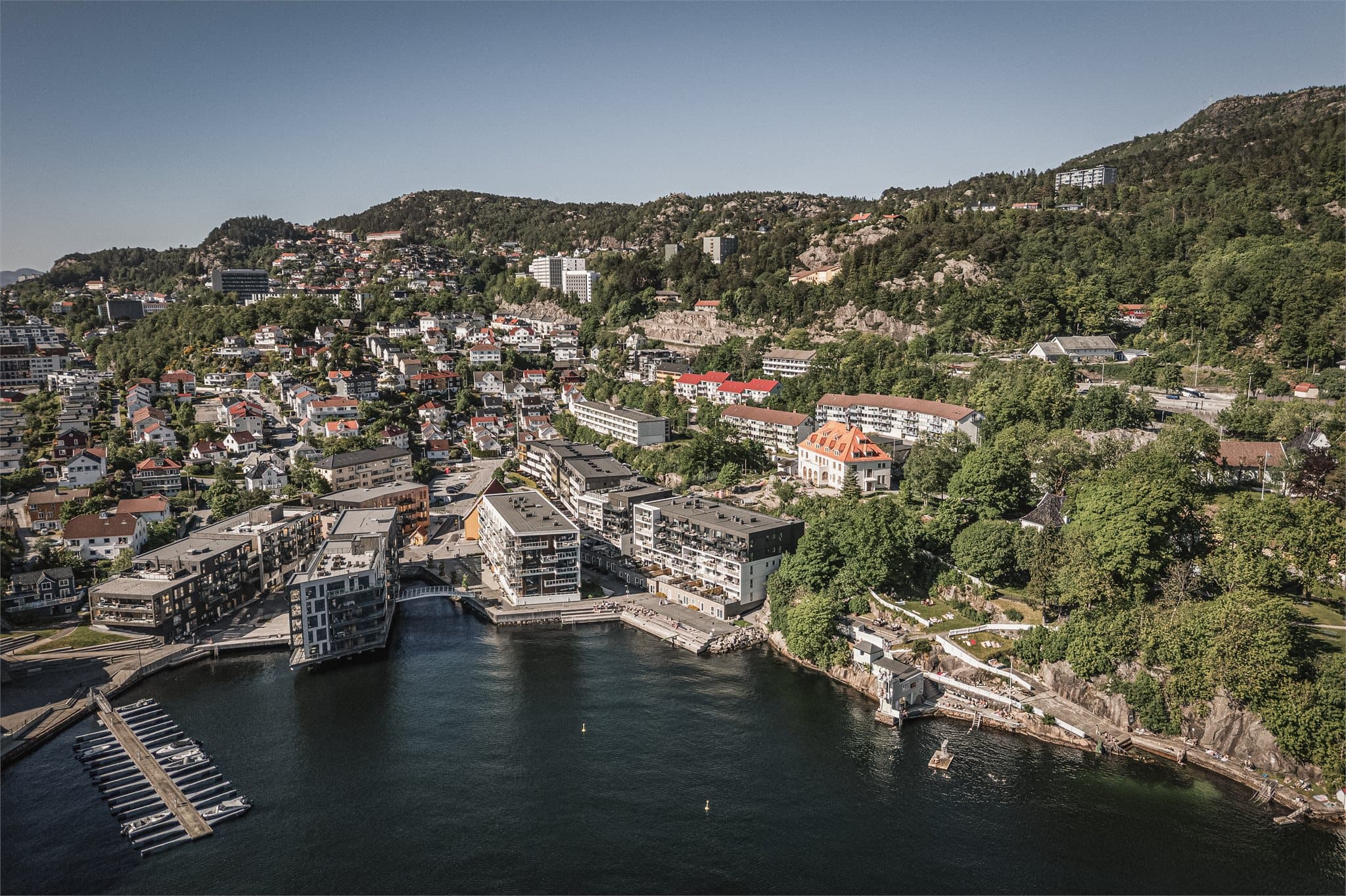 - Leiligheten har nærhet til både sjø, by og fjell! -