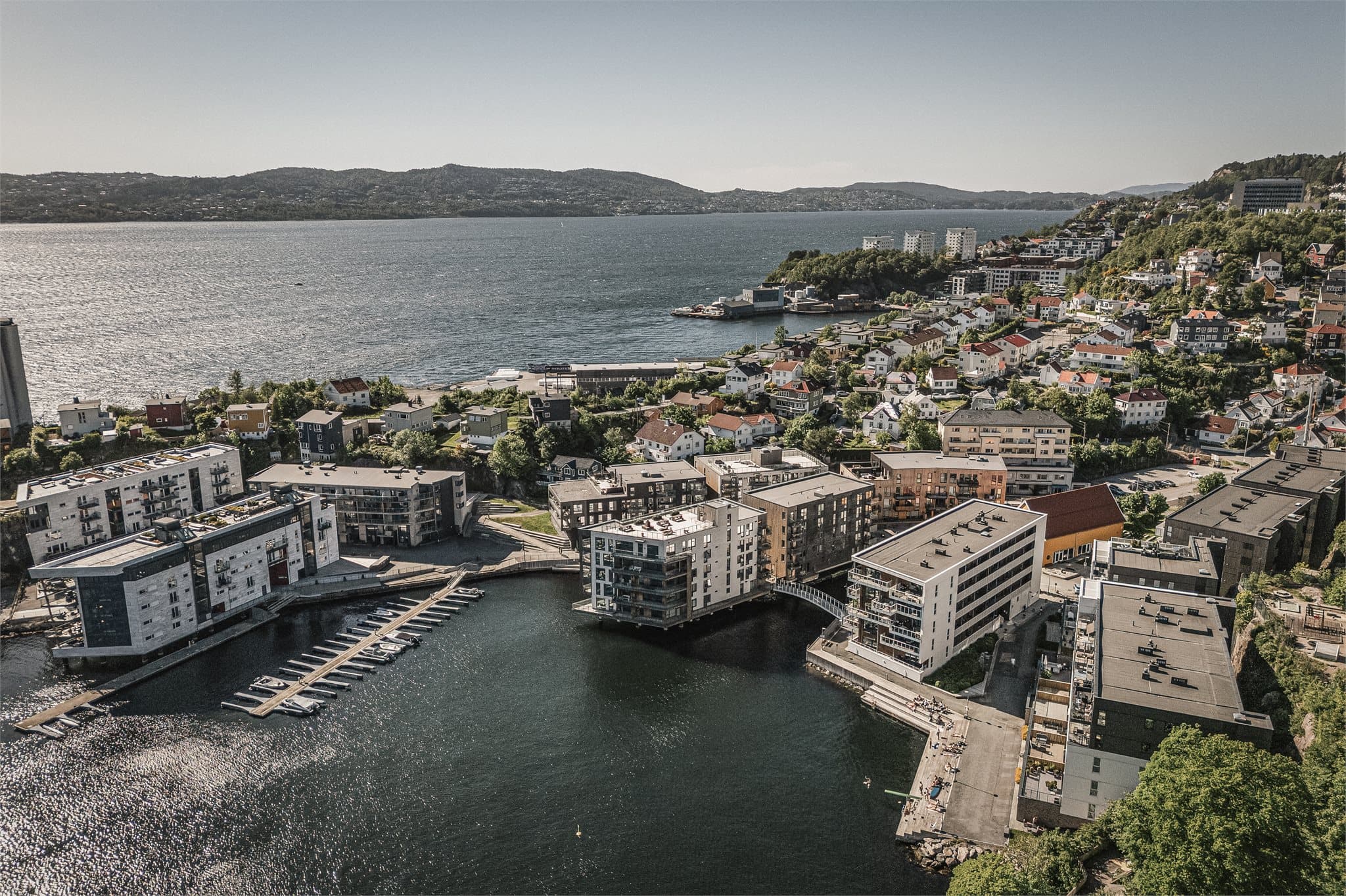 - Fra leiligheten er det 9 minutts gange til nærmeste busstopp, Gamle Bergen, som er et sentralt knutepunkt med 23 ulike linjer! -