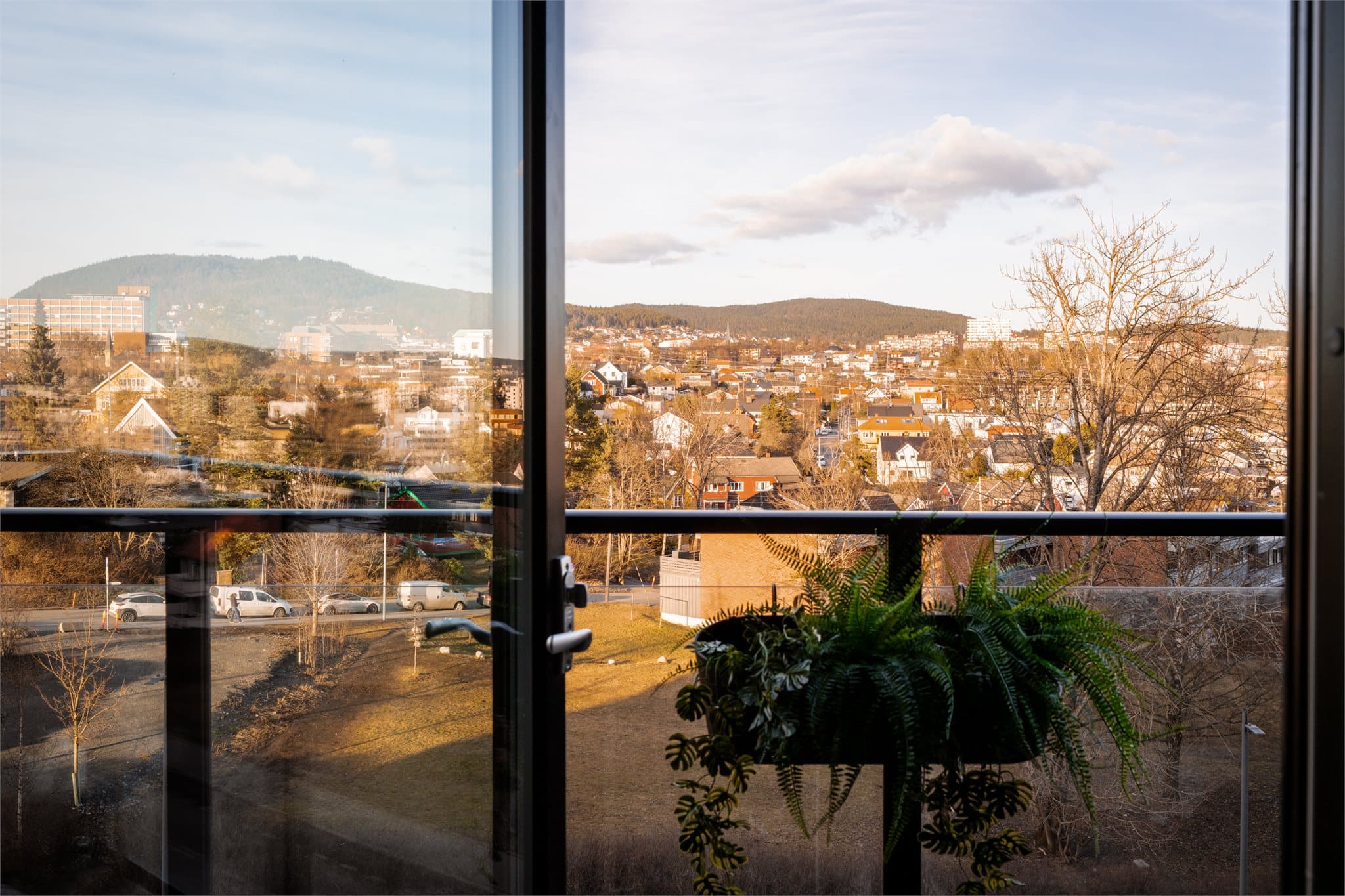 Både rommet og balkongen har fantastisk utsikt mot Grefsenkollen og lite/ingen innsyn, så her har du din egen private sone.