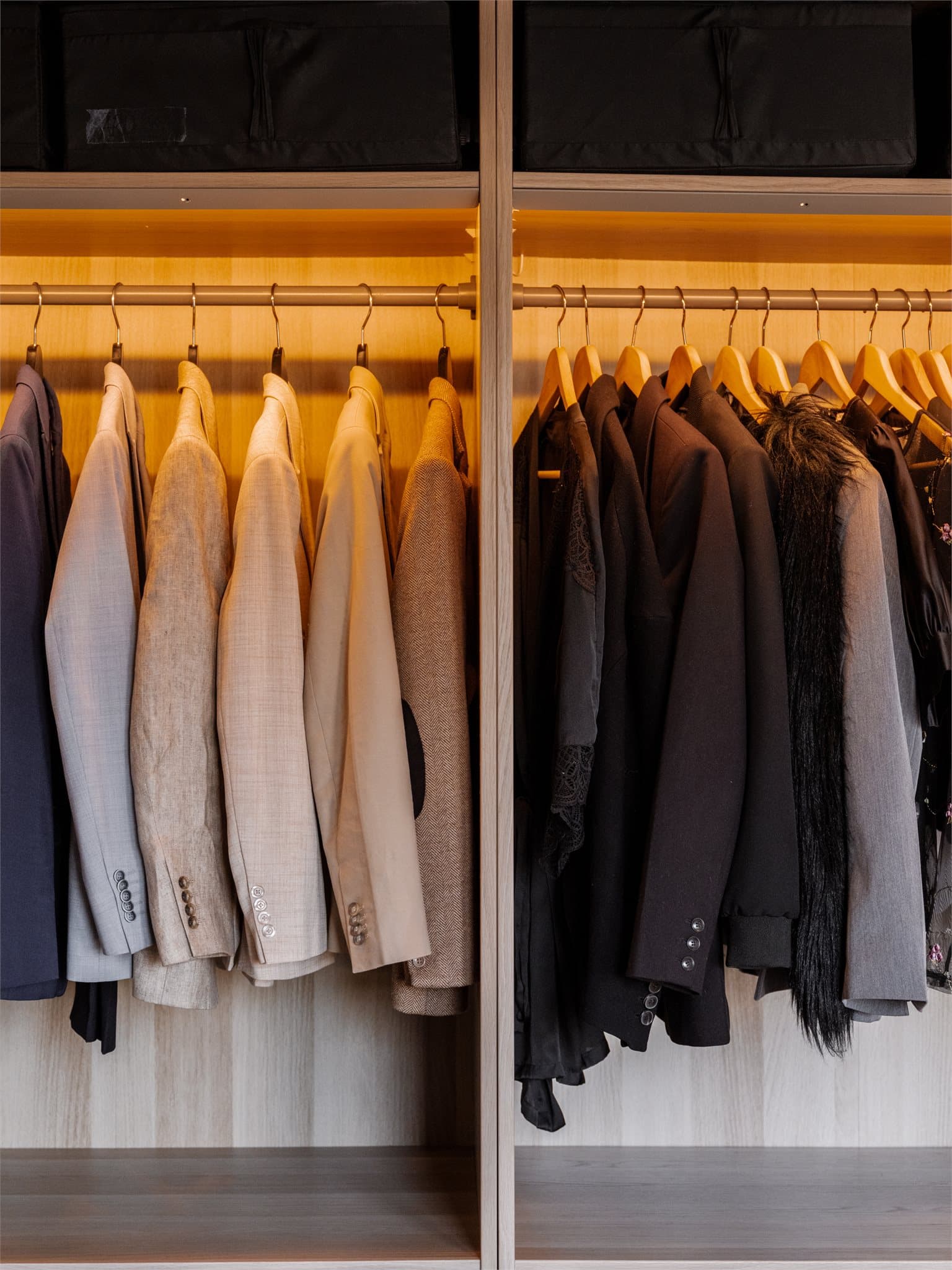 Garderoben har smarte løsninger med både hyller og oppheng samt integrert belysning.