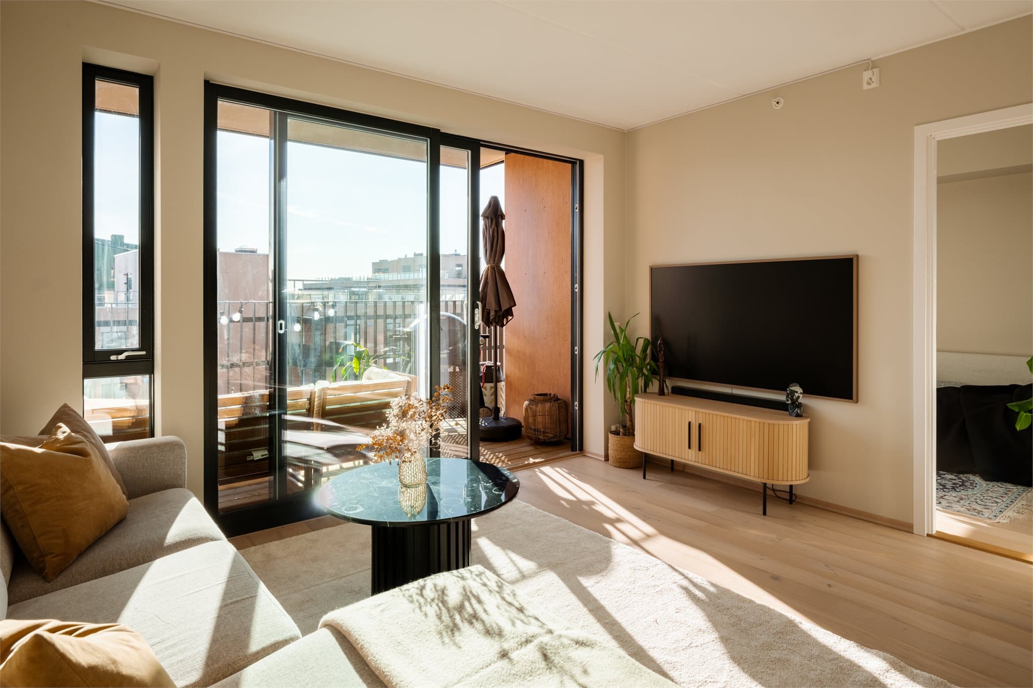 Boligen ligger akkurat på høyde med taket til blokken foran, noe som gir ekstra lys og lite innsyn.