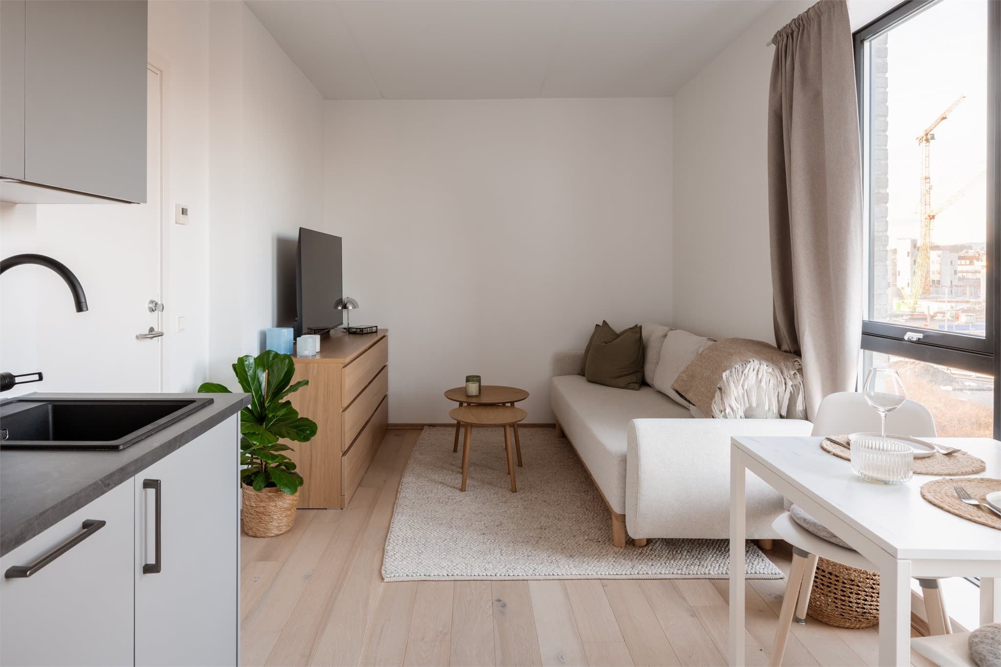 Fra gangen kommer man gjennom en felles gang med inngangsdør til hybelen. Denne kan enten leies ut skattefritt eller brukes som soverom/gjesterom.