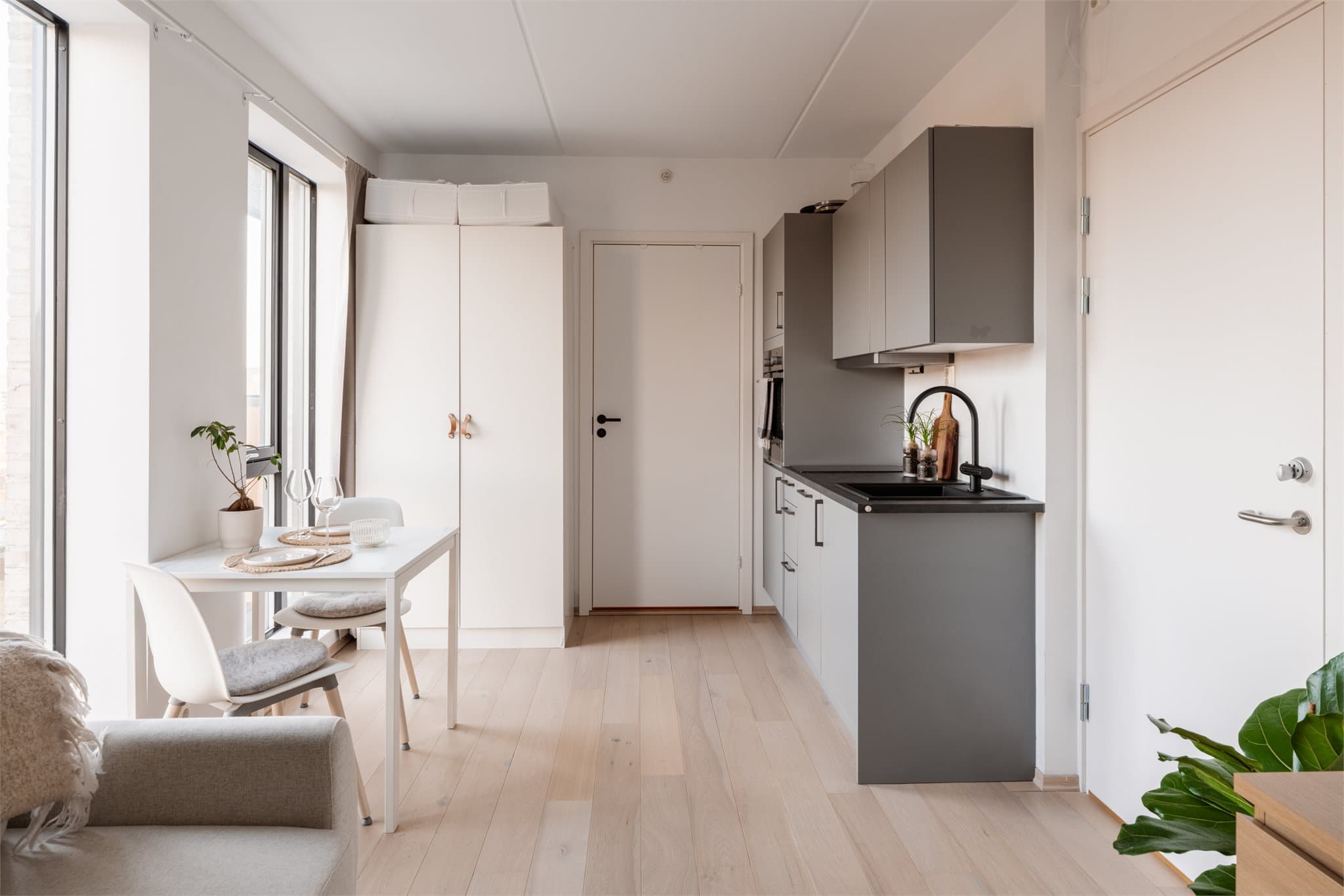 Hybelen har flott utsikt mot Grefsenkollen og god plass til seng/sovesofa.