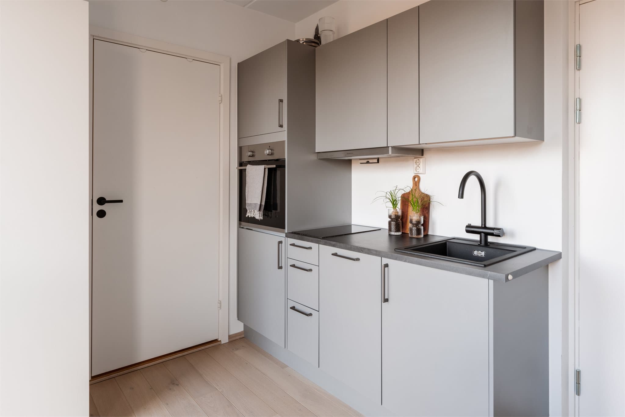 Det er montert et delikat kjøkken med integrert kjøleskap, stekeovn, oppvaskmaskin og platetopp. (Ca. leieinntekter er 14.000,- i mnd)