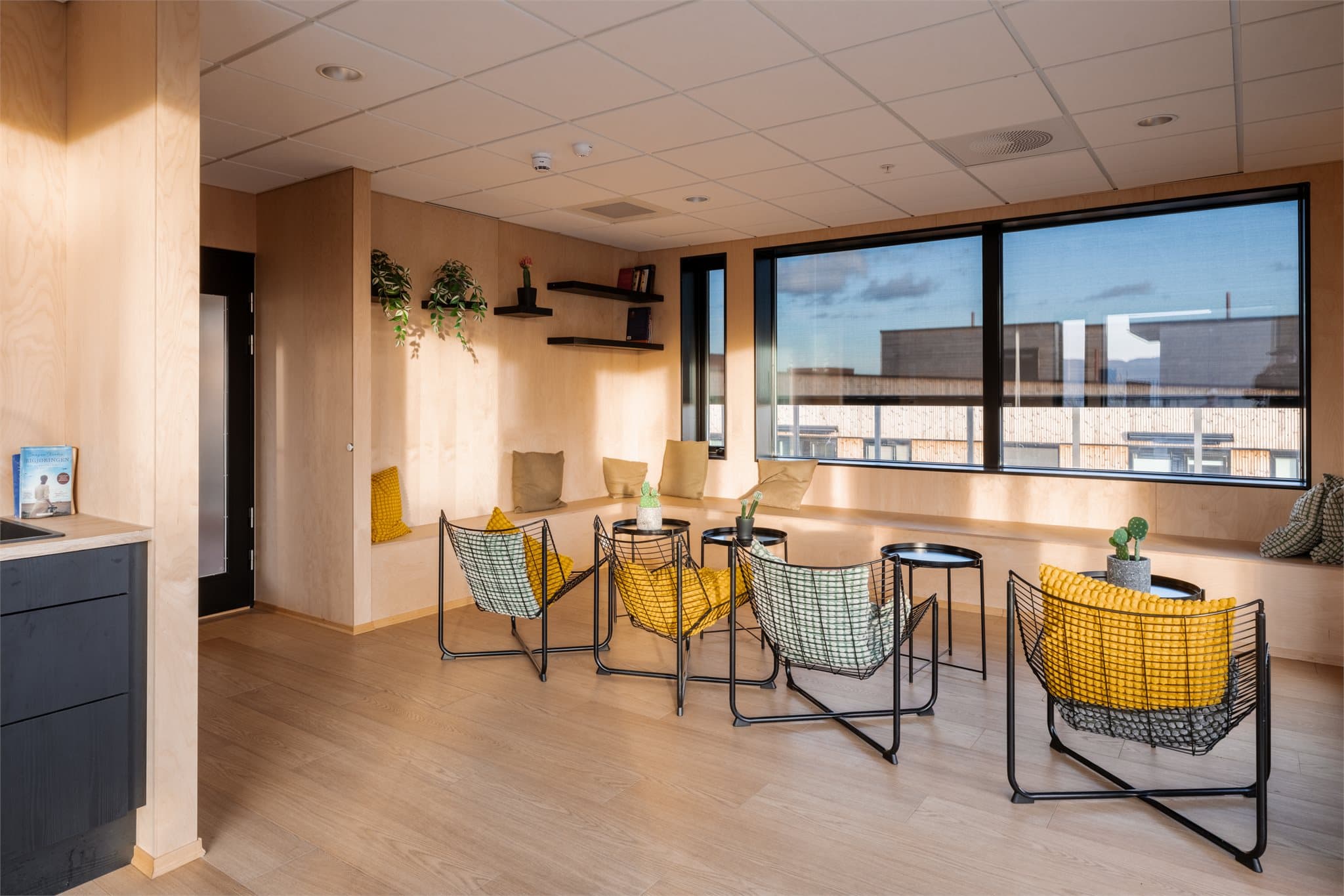 Takstuen er et flott supplement til leiligheten, perfekt for sosiale sammenkomster.