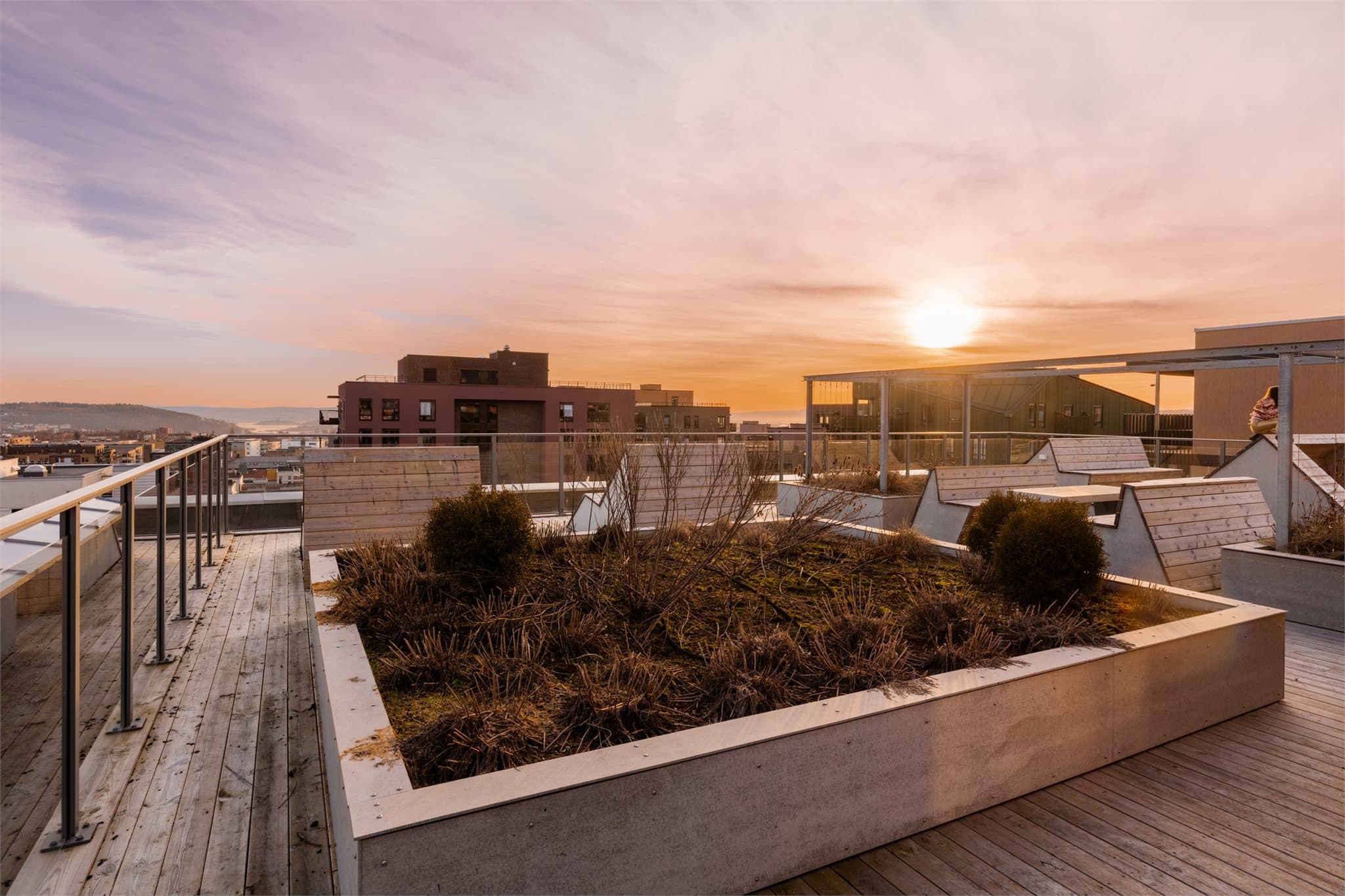 Du har i tillegg tilgang til felles takterrasse og innendørs takstue hvor man kan booke innendørs/utendørs arrangementer.