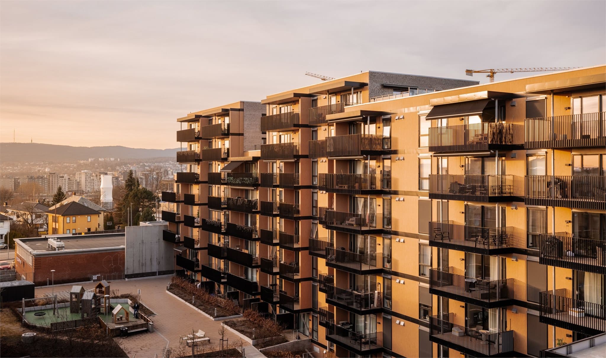 Boligen ligger veldig fint til i høyden, med fri og fin utsikt, noe som er en sjeldenhet i tettbygde boligstrøk.