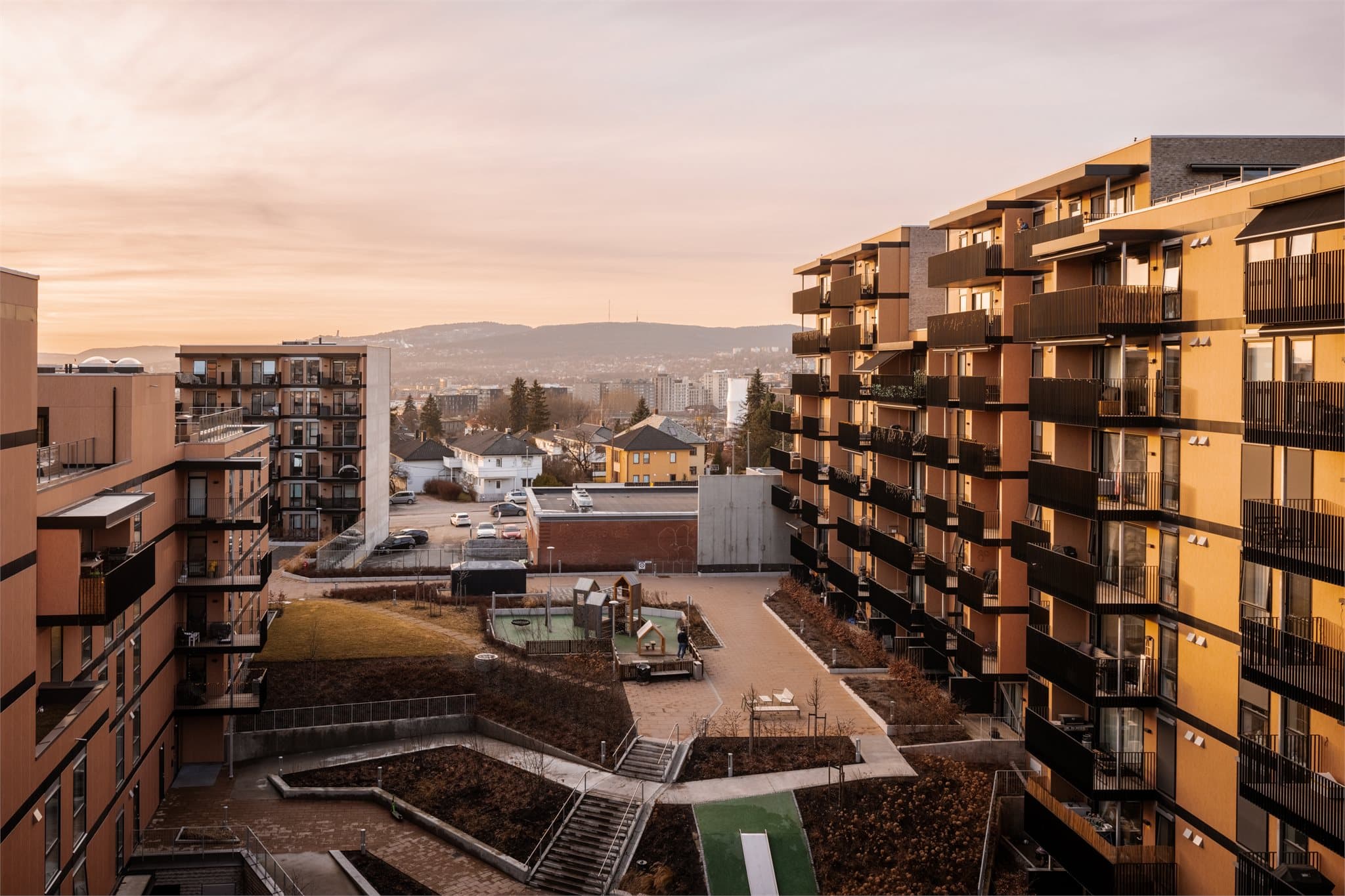 Her har du også en av Lørens fineste fellesarealer med flere grøntområder, lekeplasser og to minutters gange til parken midt i hvor man kan sole seg om sommeren.
