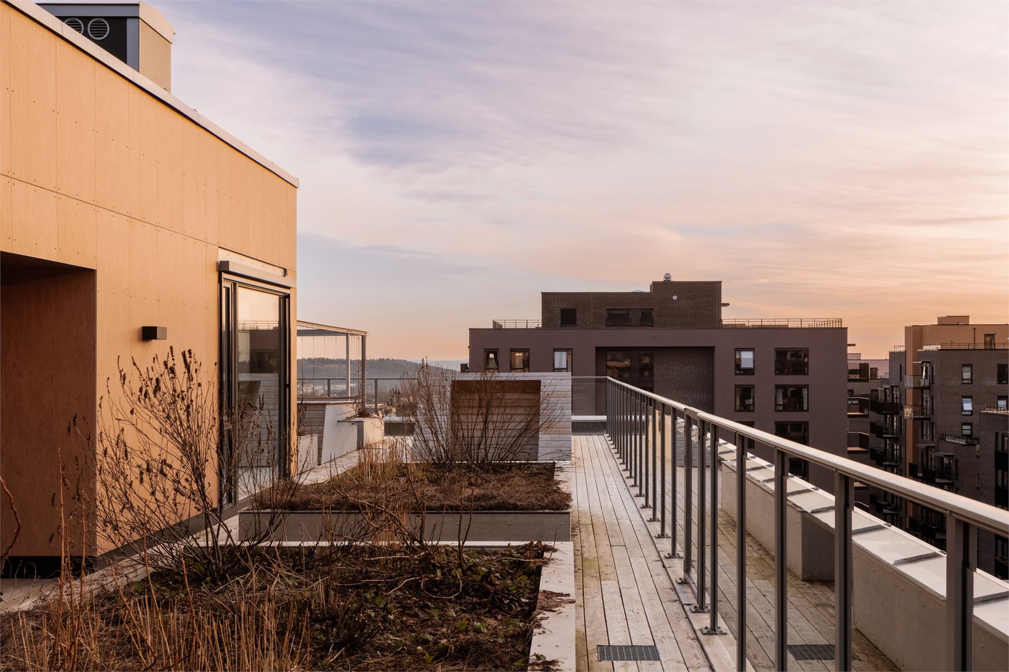 Takterrassen er pent opparbeidet med soner for avslapning og sosialisering.