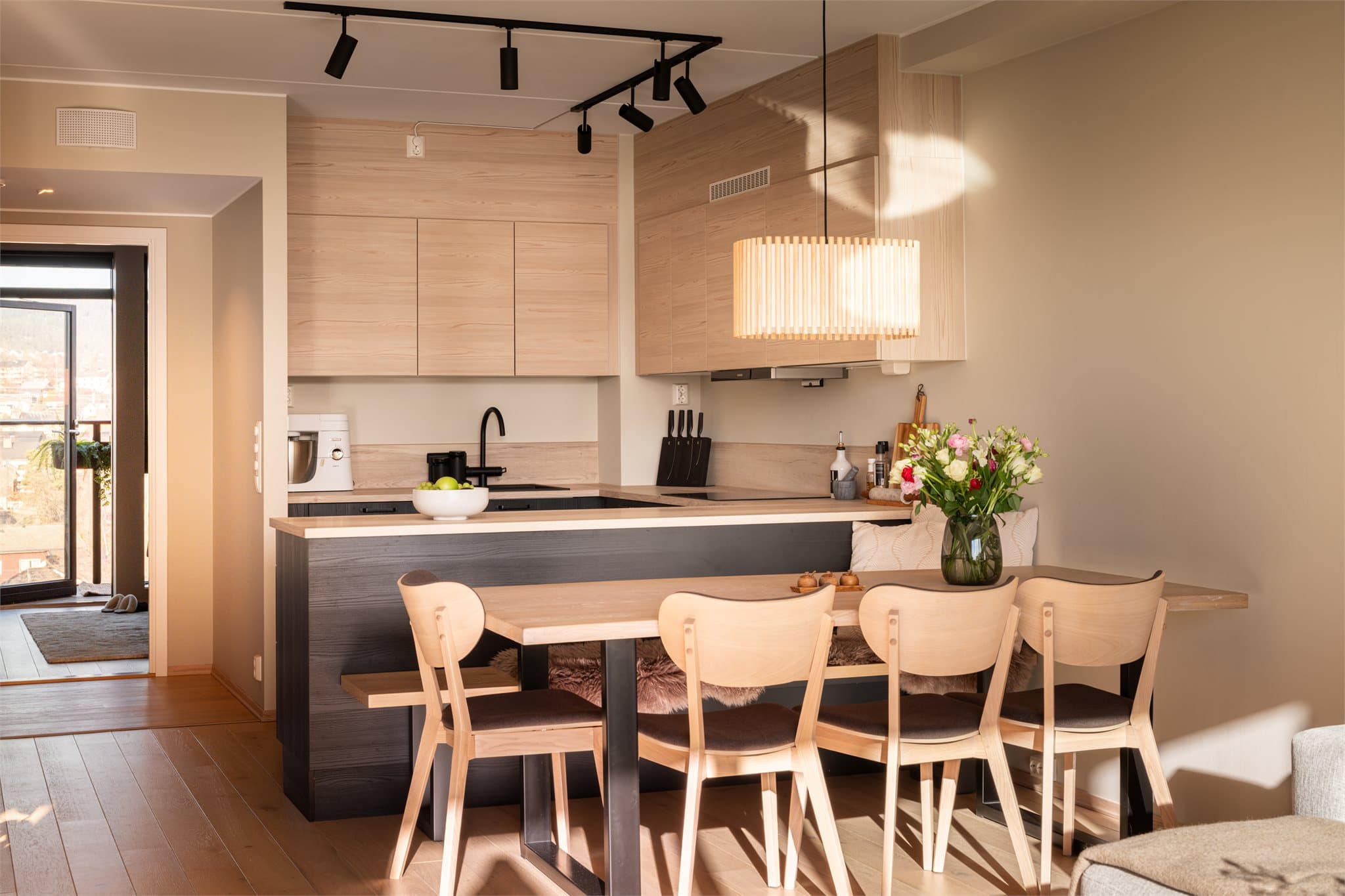 Et rålekkert kjøkken i "u-form" med "bar" ut mot stuen gir både et fint skille mellom stue og kjøkken, samt ekstra skuffe- og benkeplass.