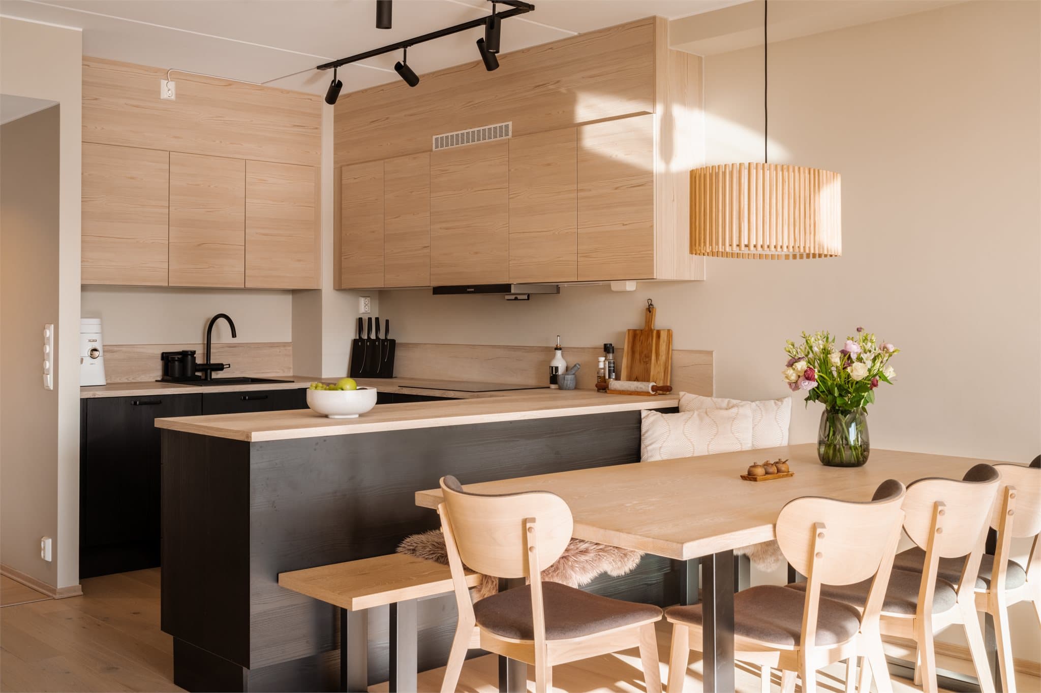 Integrerte hvitevarer består av induksjons platetopp, oppvaskmaskin, kjøl-og fryseskap samt stekeovn i høyskap.