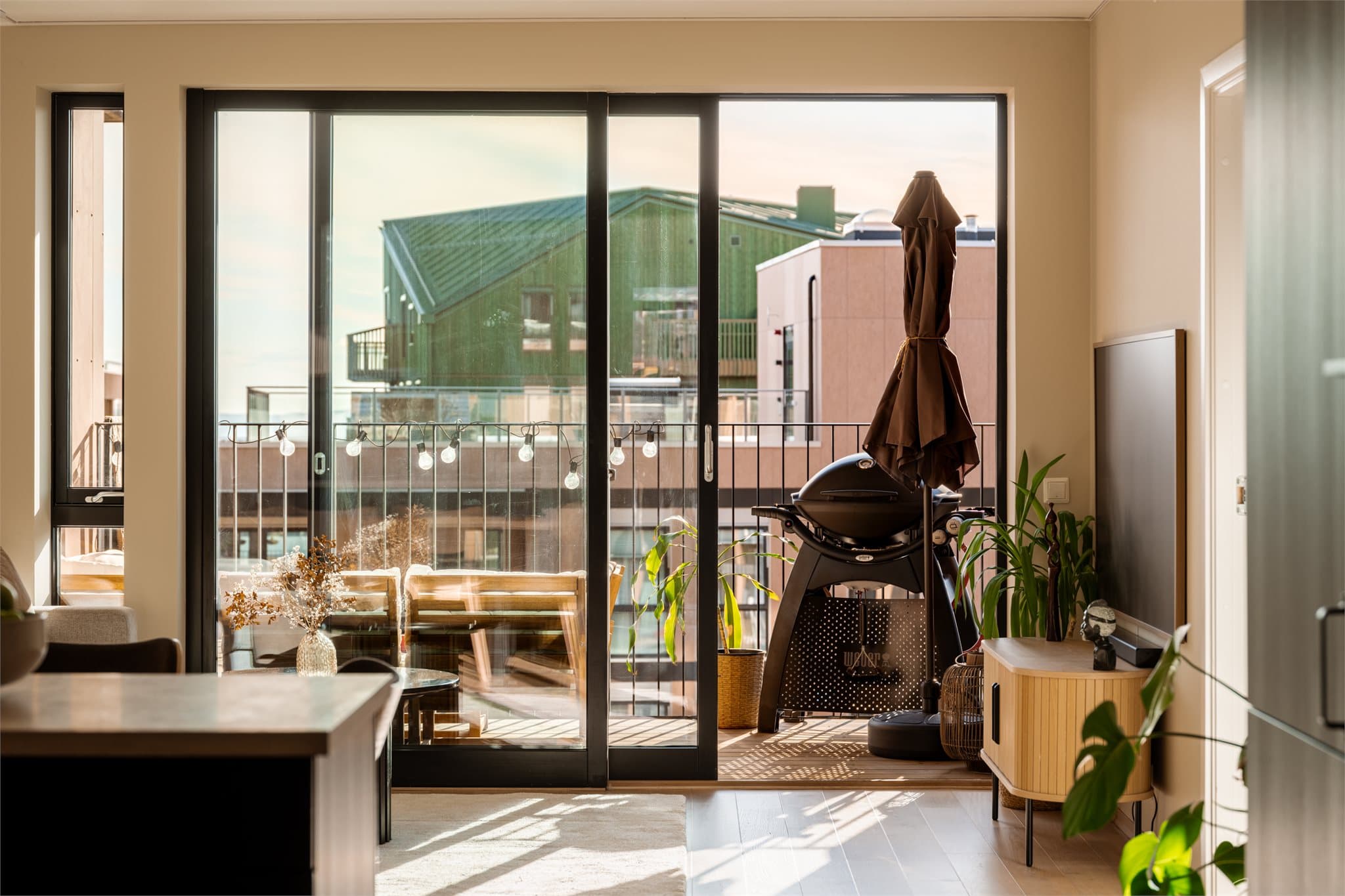 Boligen har god takhøyde og delikate fargevalg gjennomgående som gir en luftig og god atmosfære.