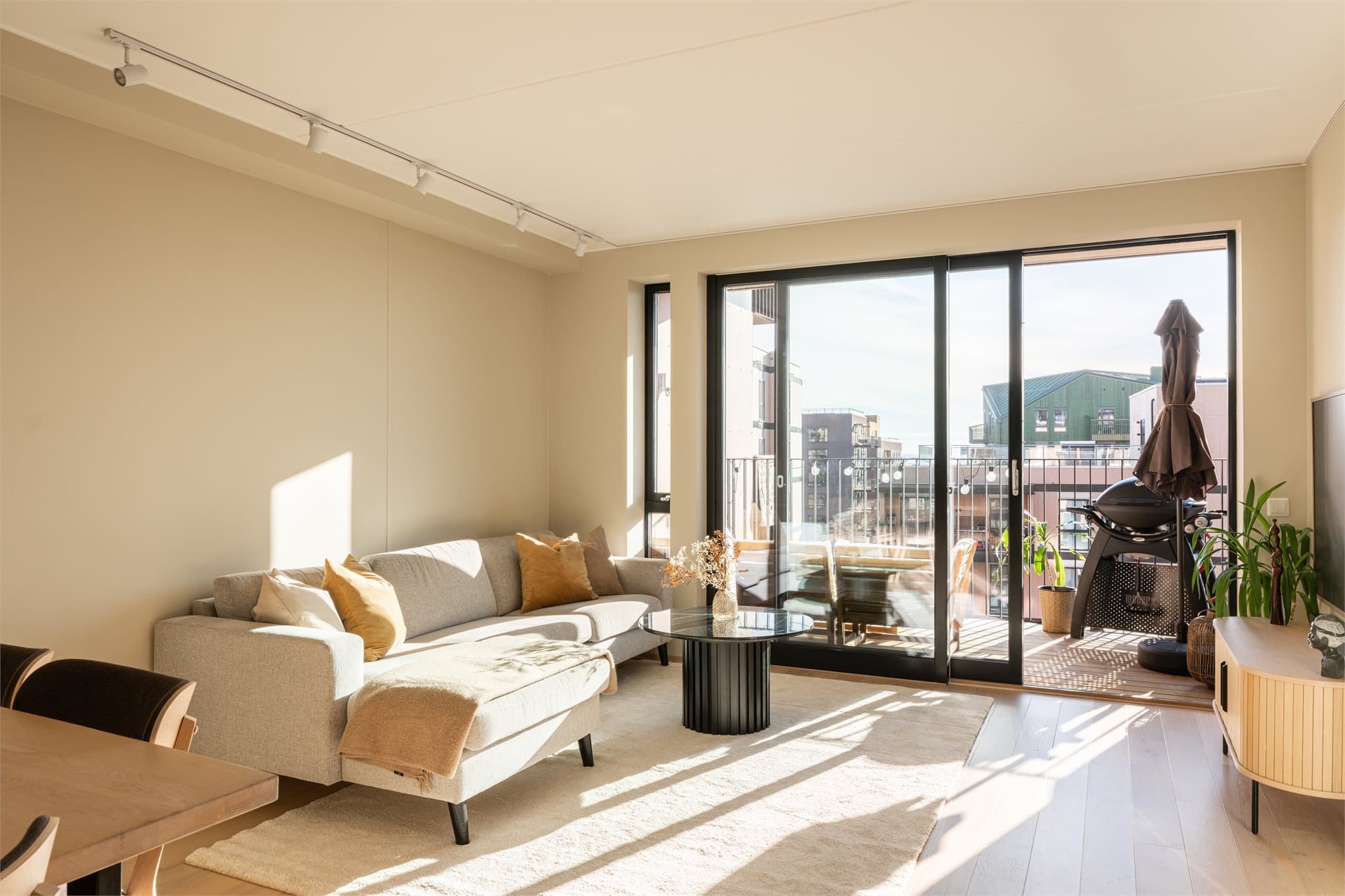 En god og romslig planløsning med stor stue hvor du har plass til stor sofa og langbord.