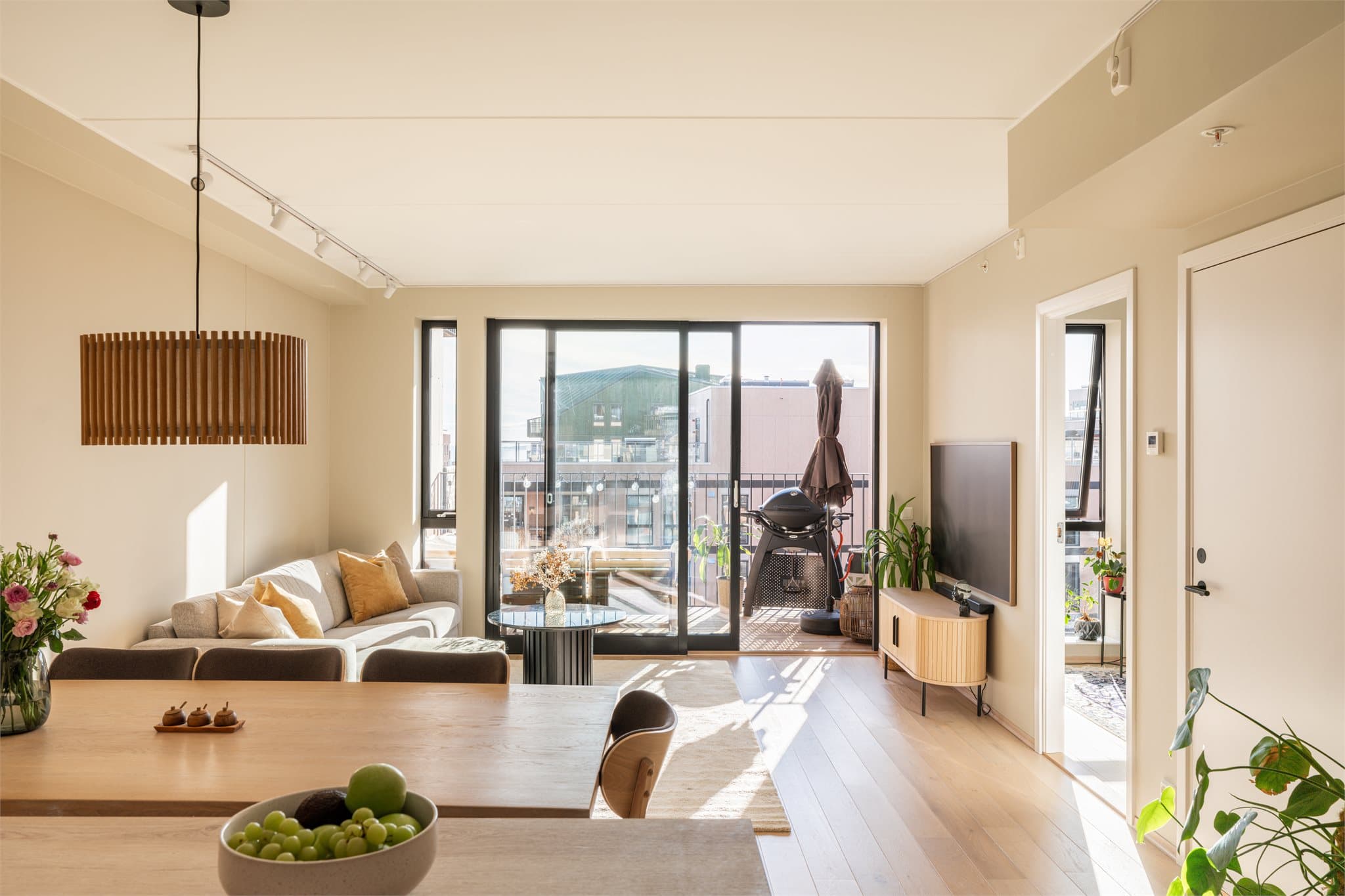 Den lukkede døren til høyre går til innvendig bod hvor man har god plass til oppbevaring av redskaper som støvsuger osv.