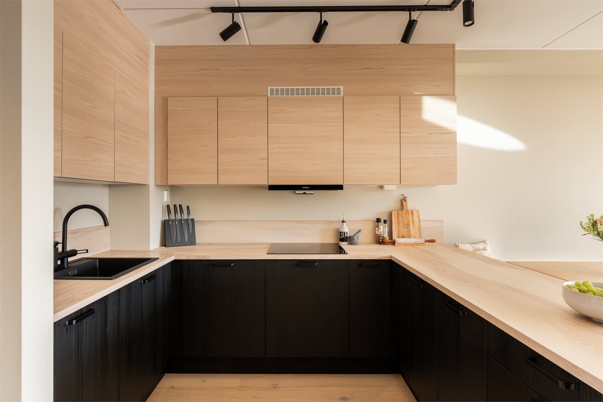 Her har du "alt" du trenger med masse skap- og benkeplass i tillegg til integrerte hvitevarer.