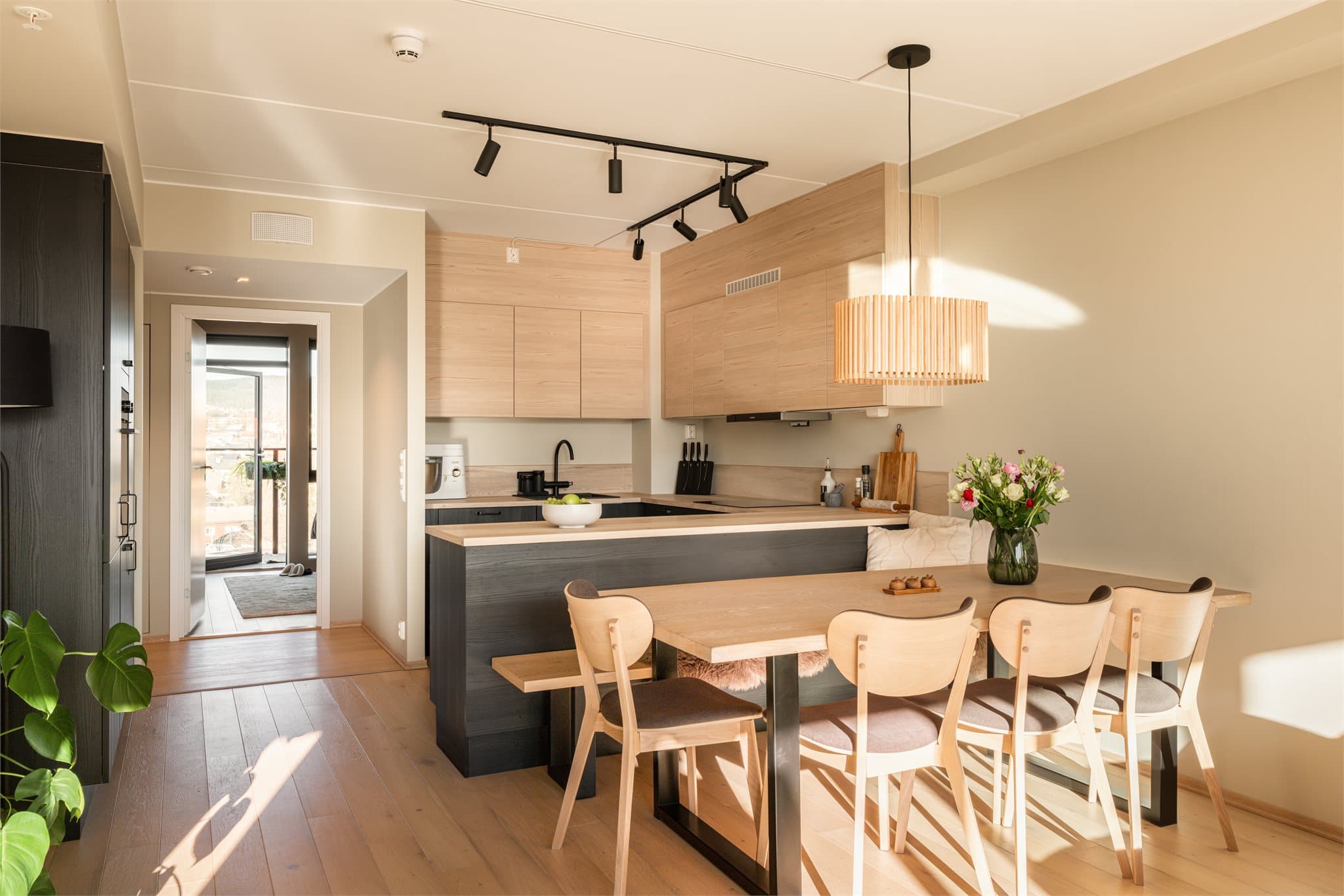 Boligen har god plass til langbord hvor du kan invitere venner og familie på hyggelige middagsselskaper.