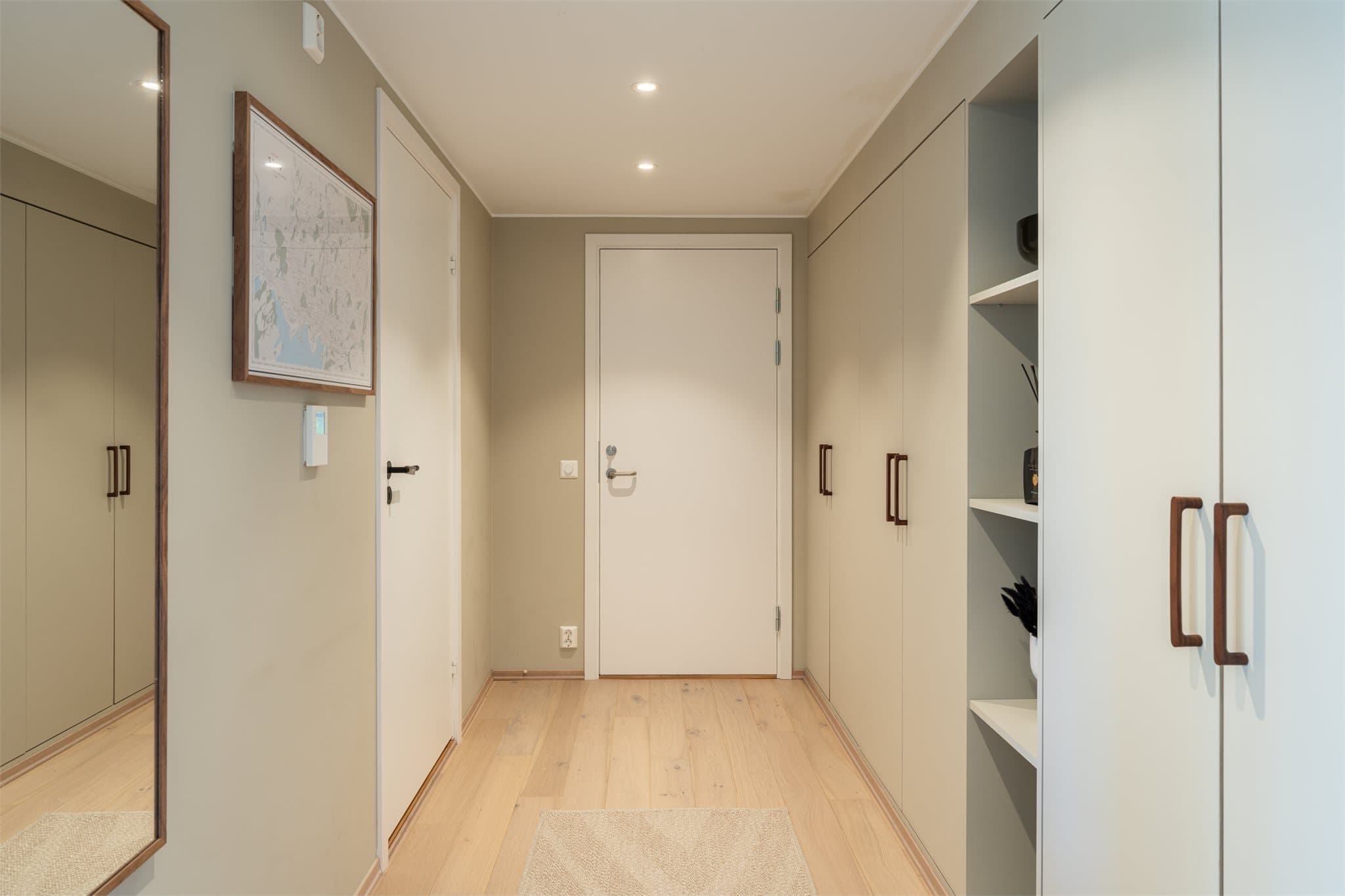 Et meget godt førsteinntrykk av boligen med masse deilig lagringsplass og gode løsninger fra Ikea-pax.