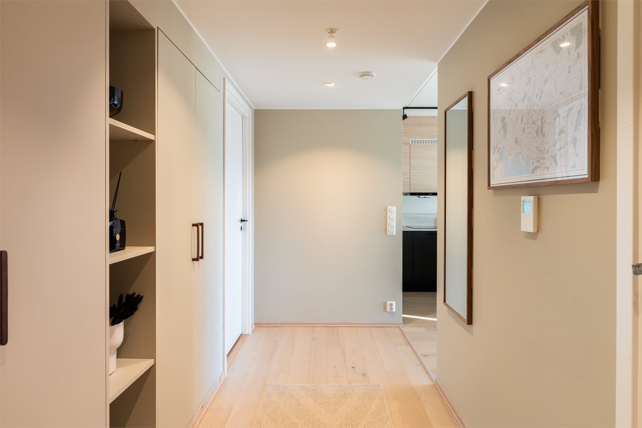 I hovedboligen har du en stor gang med god plass til sittebenk og plassbygget, stor garderobe for oppbevaring.