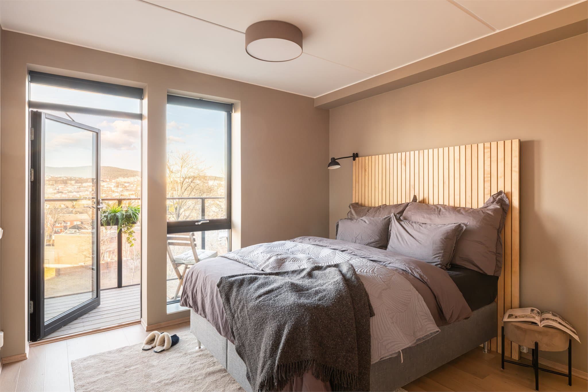 Hovedsoverommet har god plass til dobbeltseng og direkte utgang til en egen balkong.