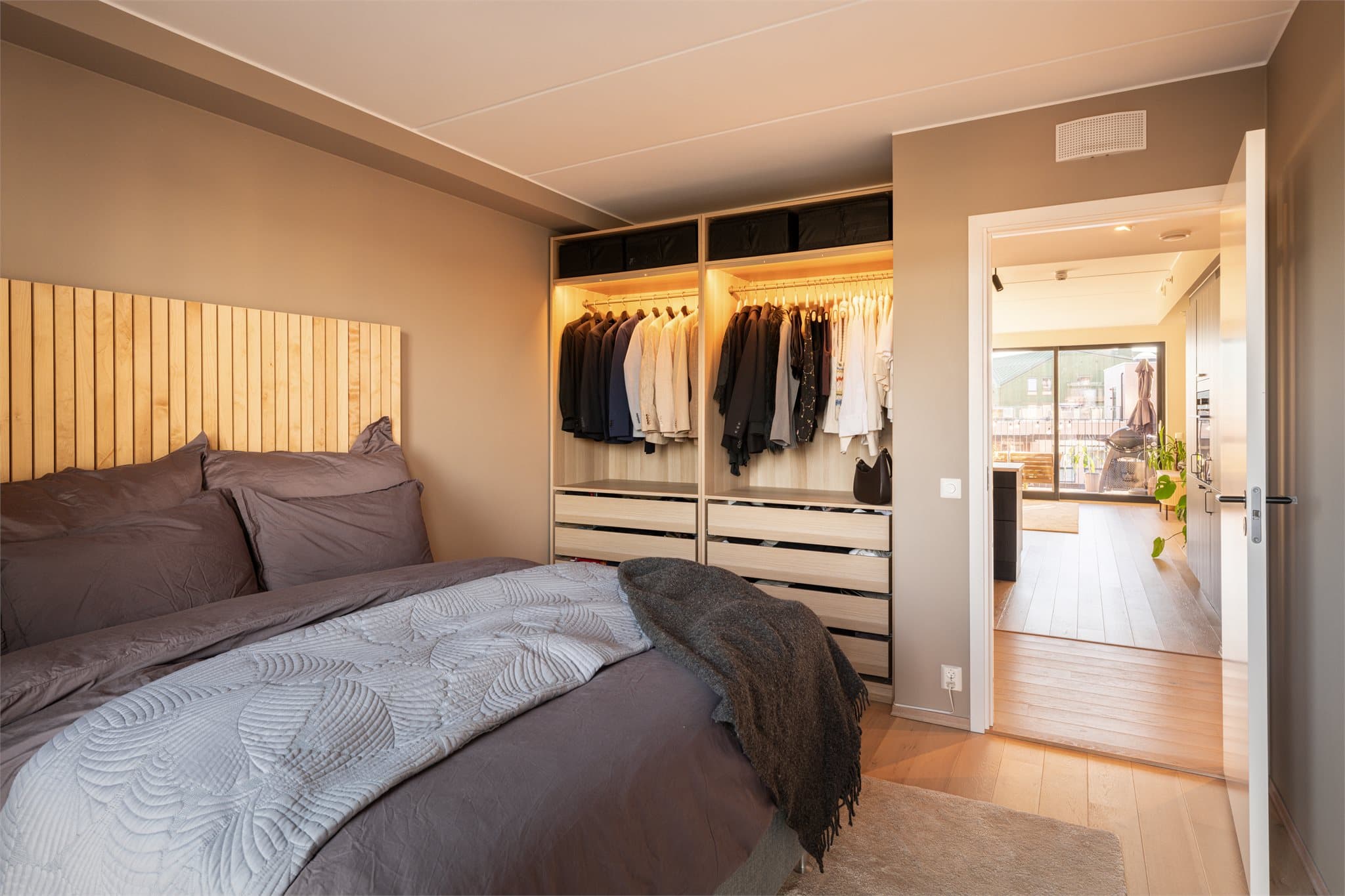 Hovedsoverommet har også god plass til klær i plassbygget garderobeskap. Det er mulig å sette på dører om ønsket (Ikea-pax).