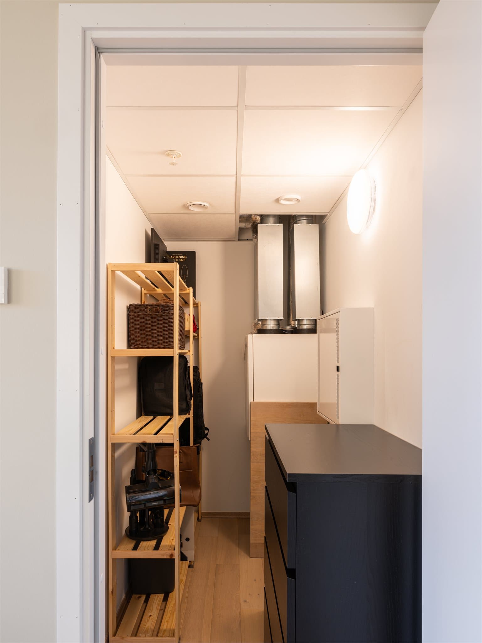 Den praktiske innvendige boden med tilgang fra stue/kjøkken hvor du kan lagre støvsuger og diverse oppbevaring.