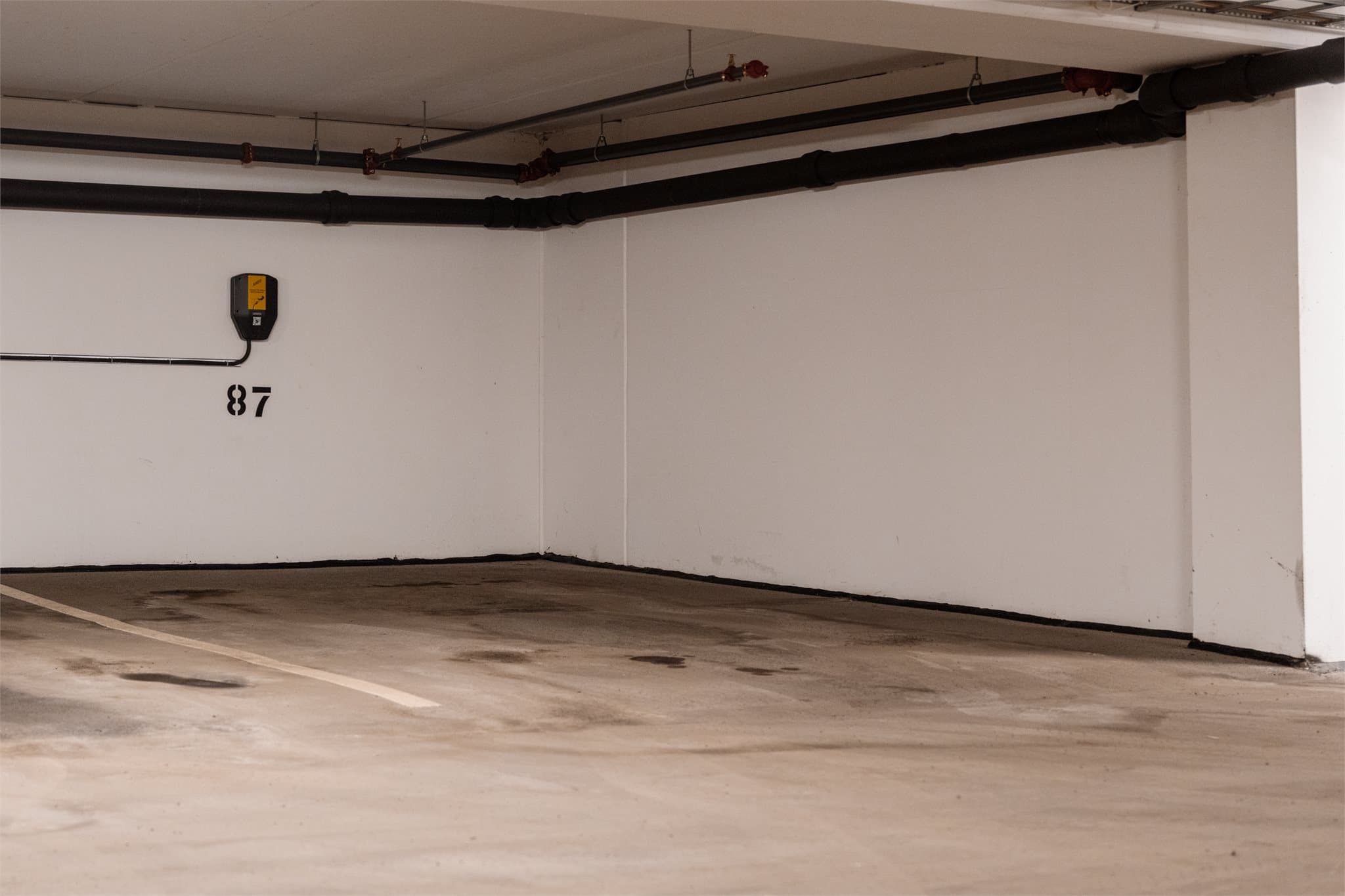 Med leiligheten følger en fast garasjeplass i felles anlegg med heisadkomst.