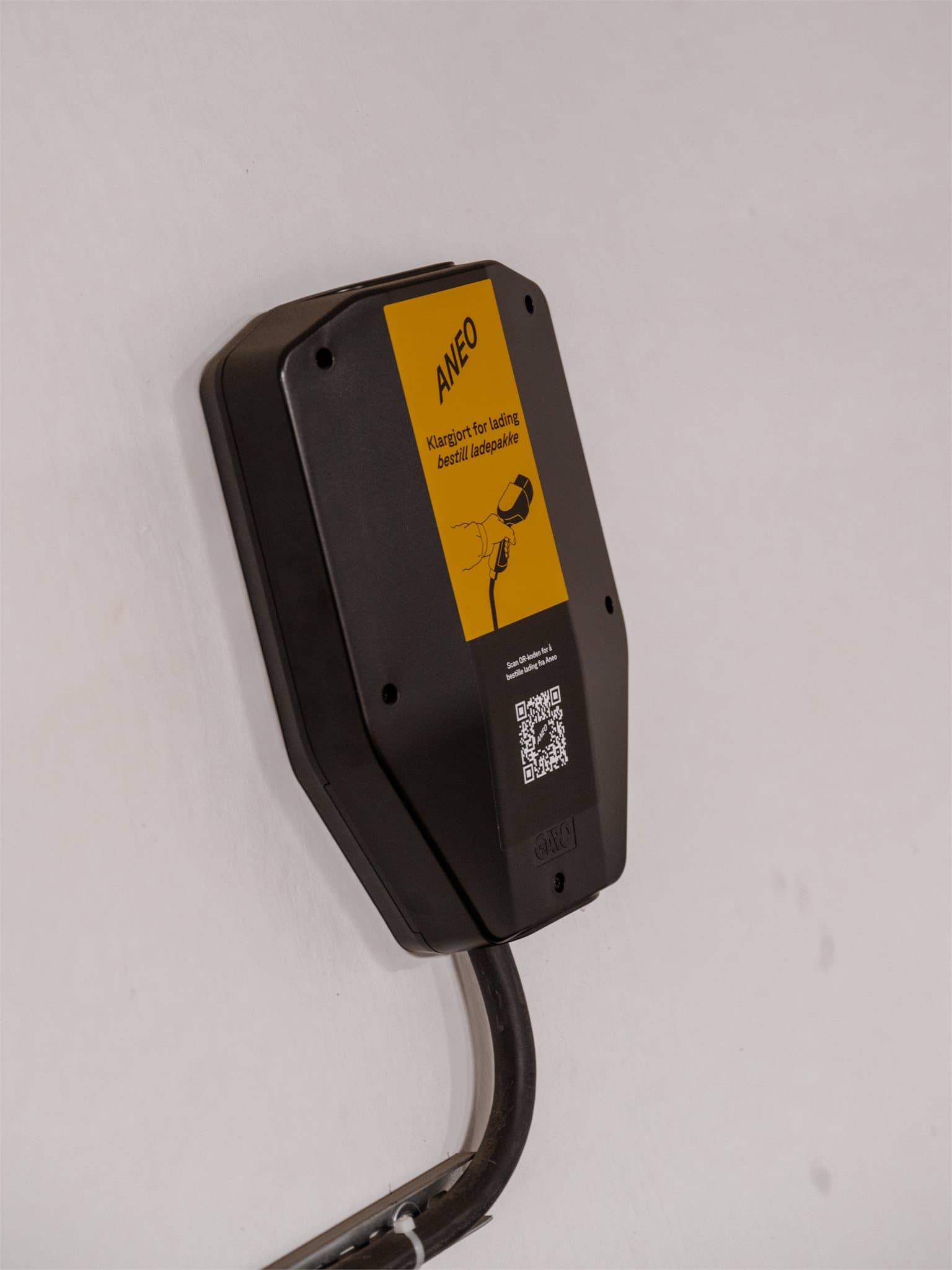 Det er klargjort for installasjon av elbillader på garasjeplassen.