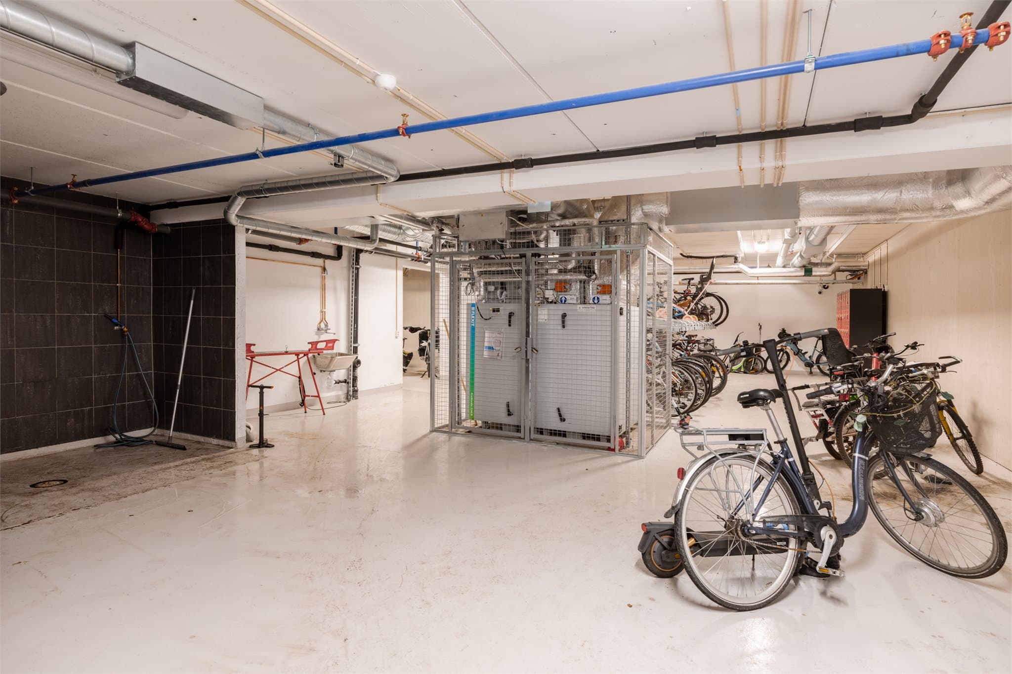 Fellesarealene inkluderer også sykkelparkering, sykkelverksted og sykkelvask. Her er alt tilrettelagt for en lettvint hverdag.