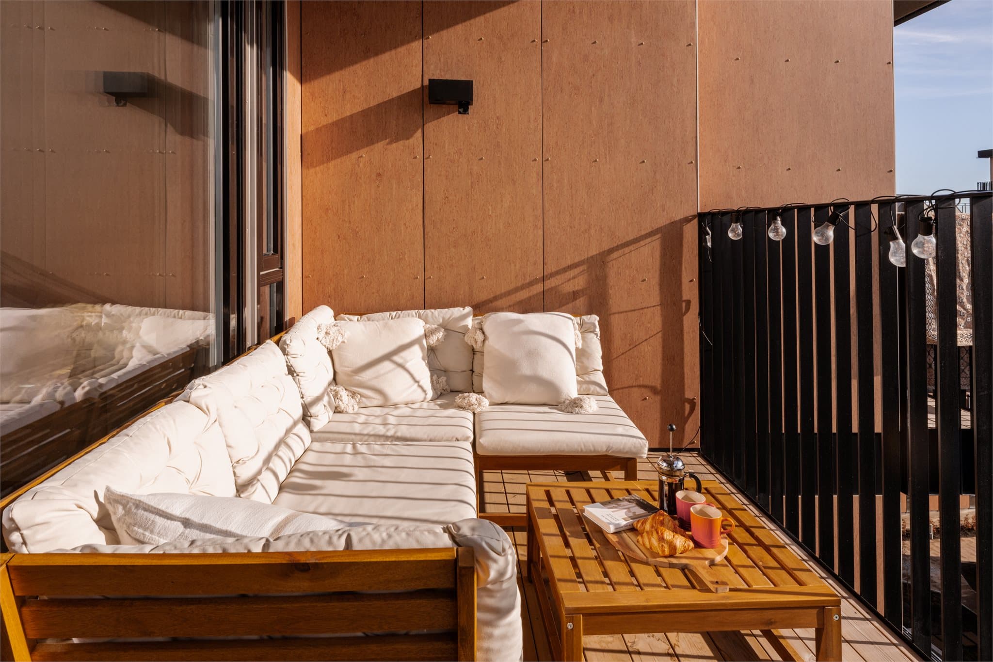 Balkongen er stor med god plass til utemøbler. I tillegg er den delvis inntrukket så man får sin egen private oase.