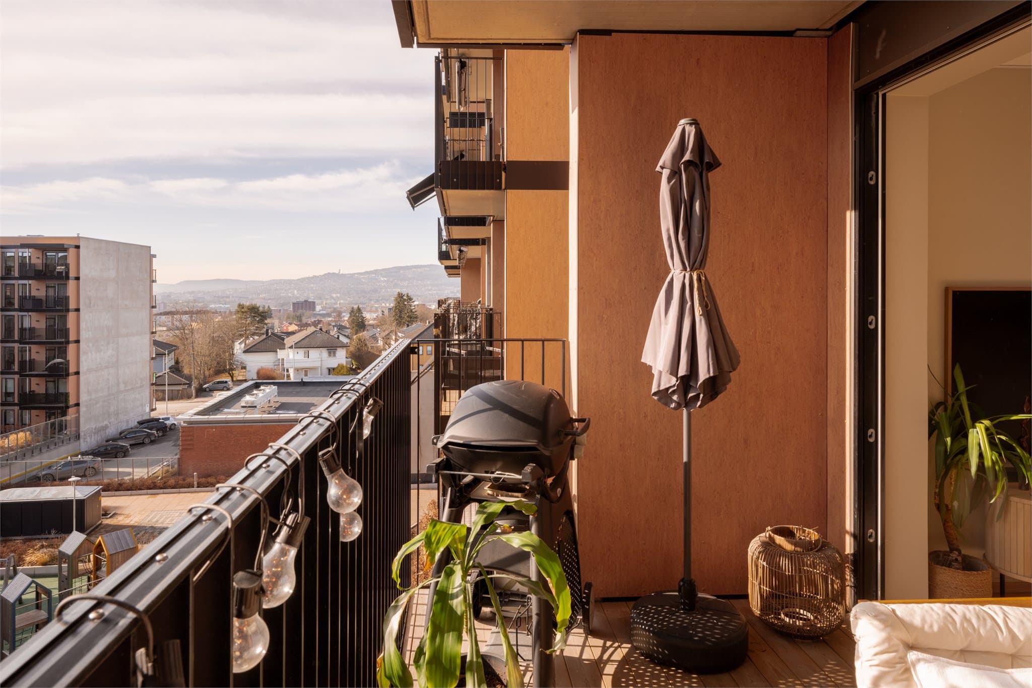 Boligen er gjennomgående og balkong/stuesiden vender mot sør, noe som gir gode solforhold gjennom hele dagen/ettermiddagen.