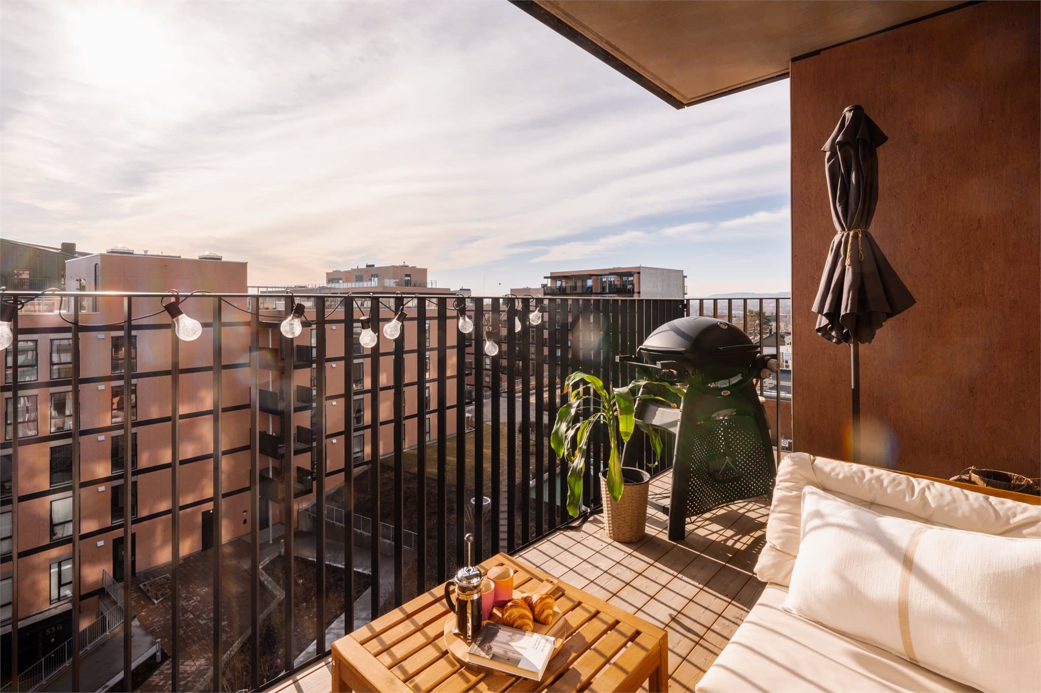 Boligen ligger i 5. etasje og har god avstand til naboblokkene så her har du fri utsikt og lite innsyn.