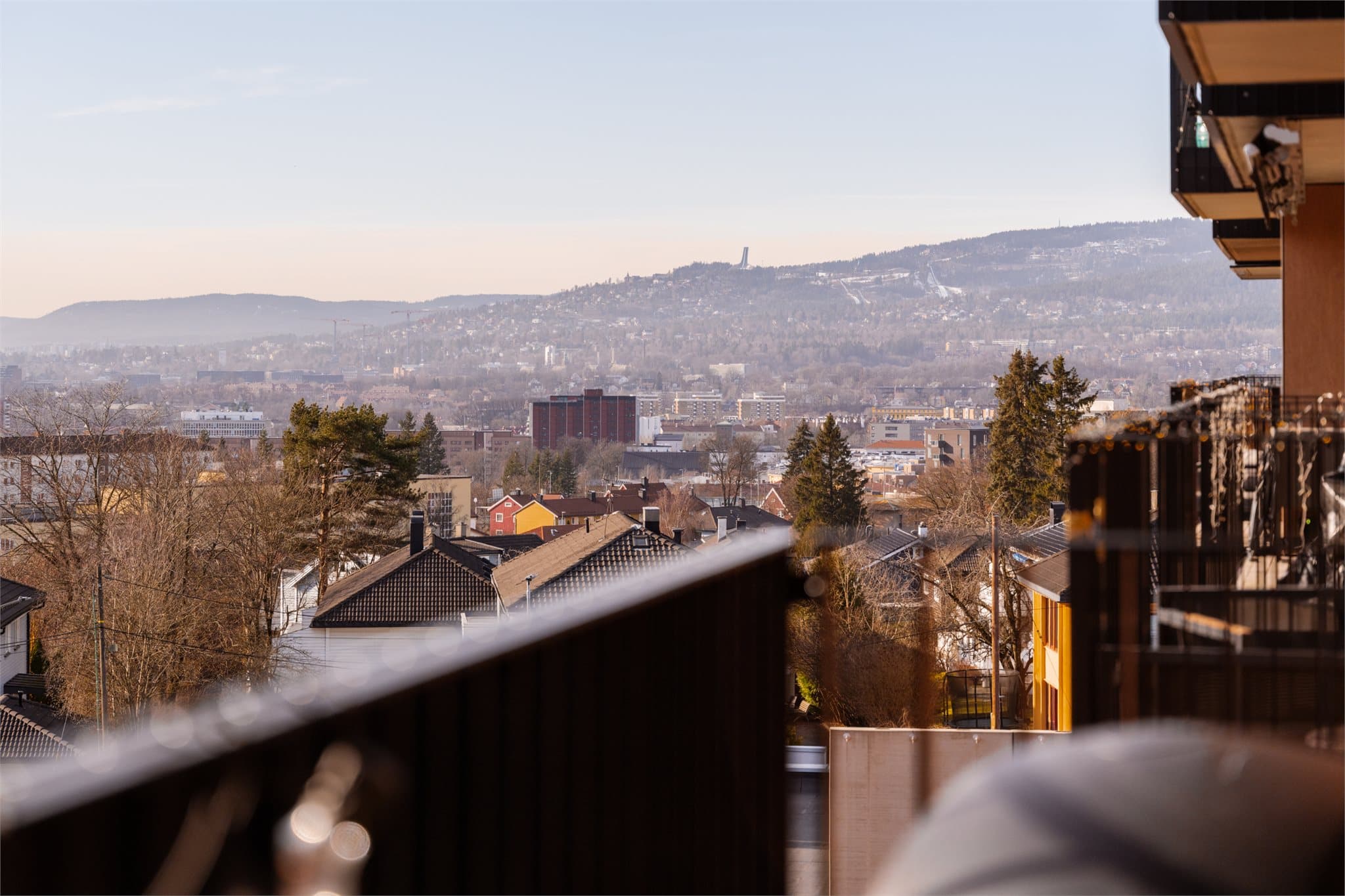 Fra balkongen har man også utsikt helt til Holmenkollen.