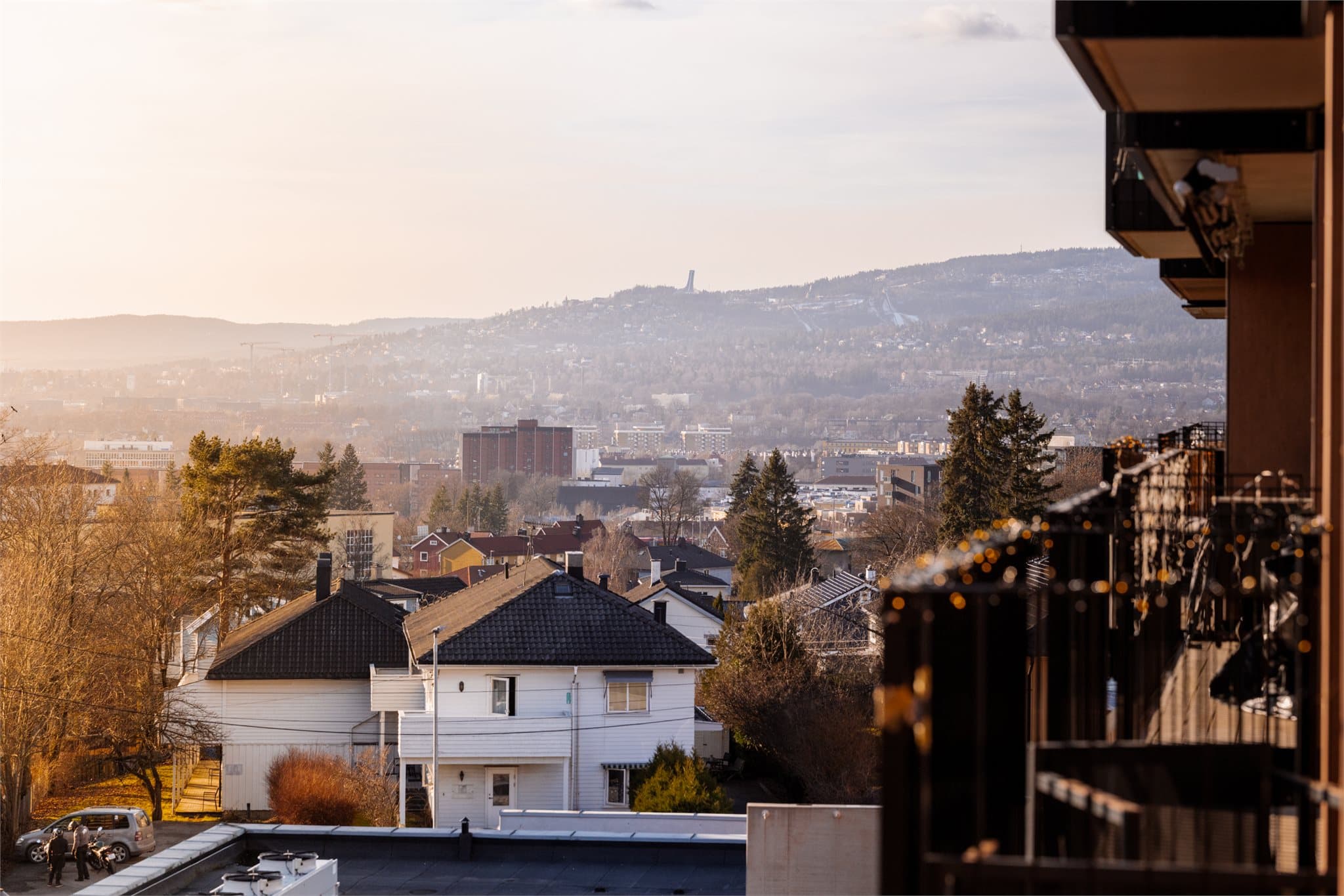Dette er en rålekker og gjennomført 4-roms/3-roms med 1-roms hybel med fantastisk utsikt, to balkonger og garasjeplass.