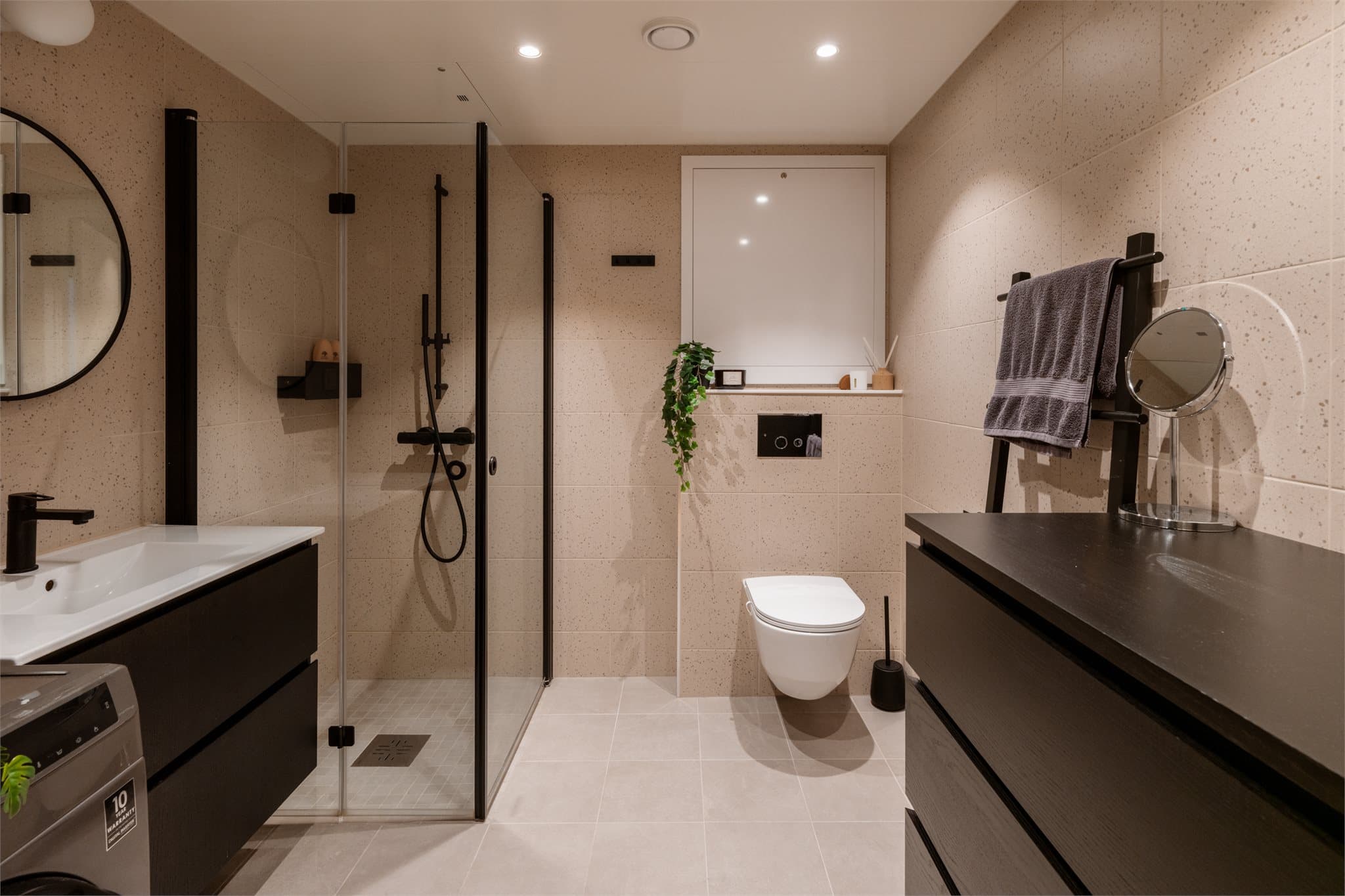 Det er downlights i taket og gulvvarme som gir en god og lun atmosfære under morgen- og kveldstell.