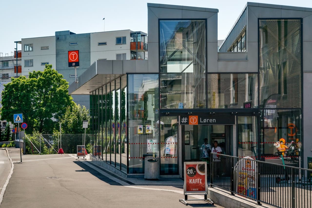 Både Løren og Økern T-bane er få minutter fra boligen i gåavstand, så her kan du velge og vrake med hensyn til hvor i byen du skal. Det er også kort vei til Sinsenkrysset med 31-bussen og trikk.