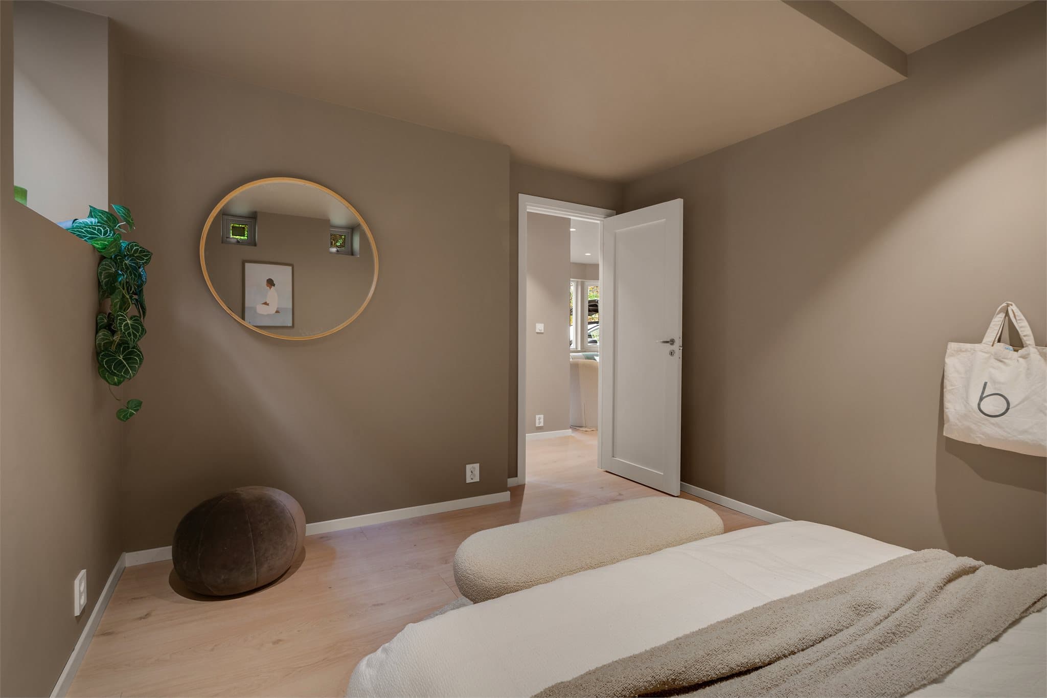 - Soverommet måler 11,4m² -