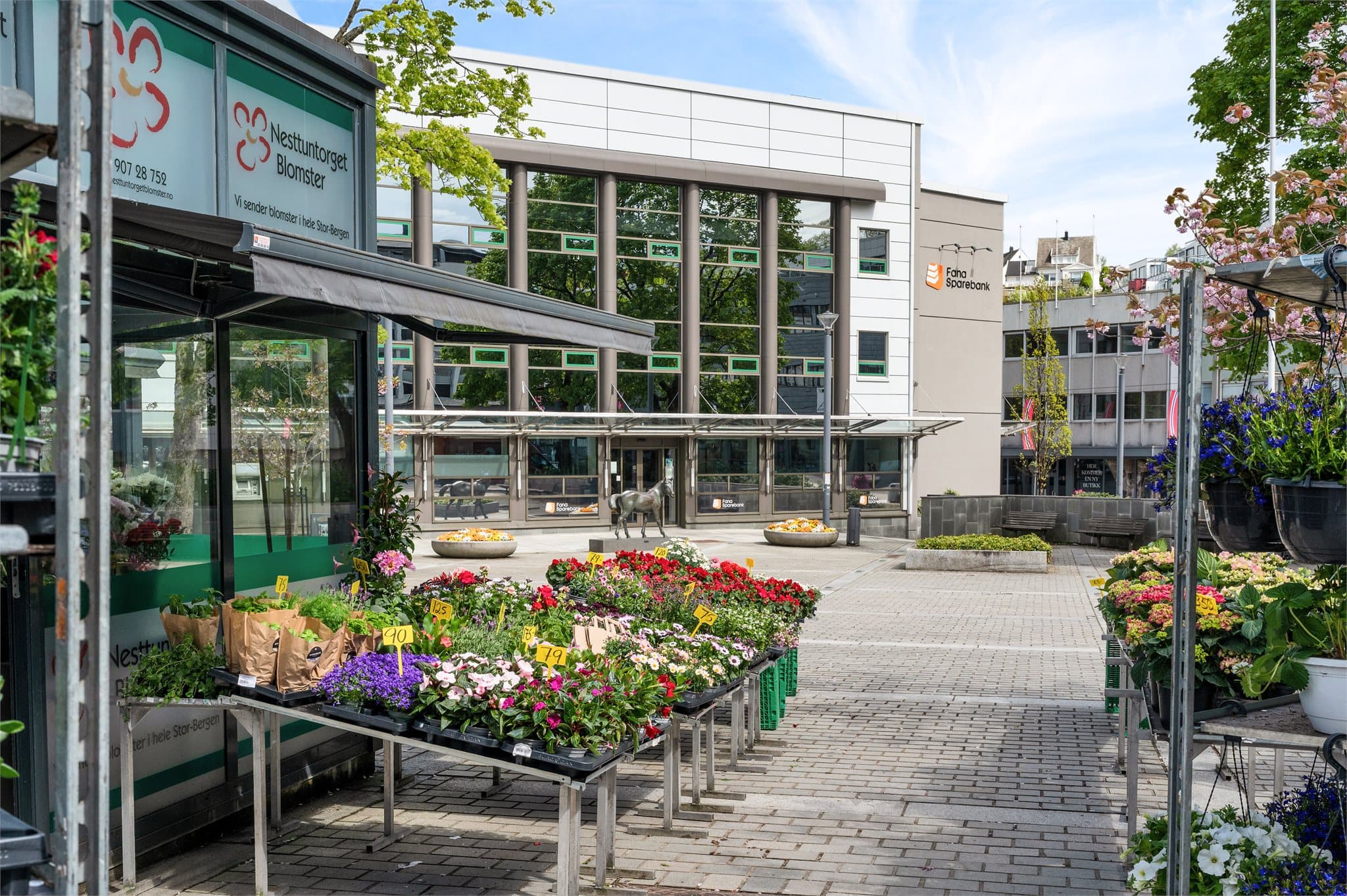 - For et mer utvidet servicetilbud finner du Nesttun sentrum kun 6 minutter unna med bil som byr på et godt utvalg av butikker, servicetilbud og spisesteder -