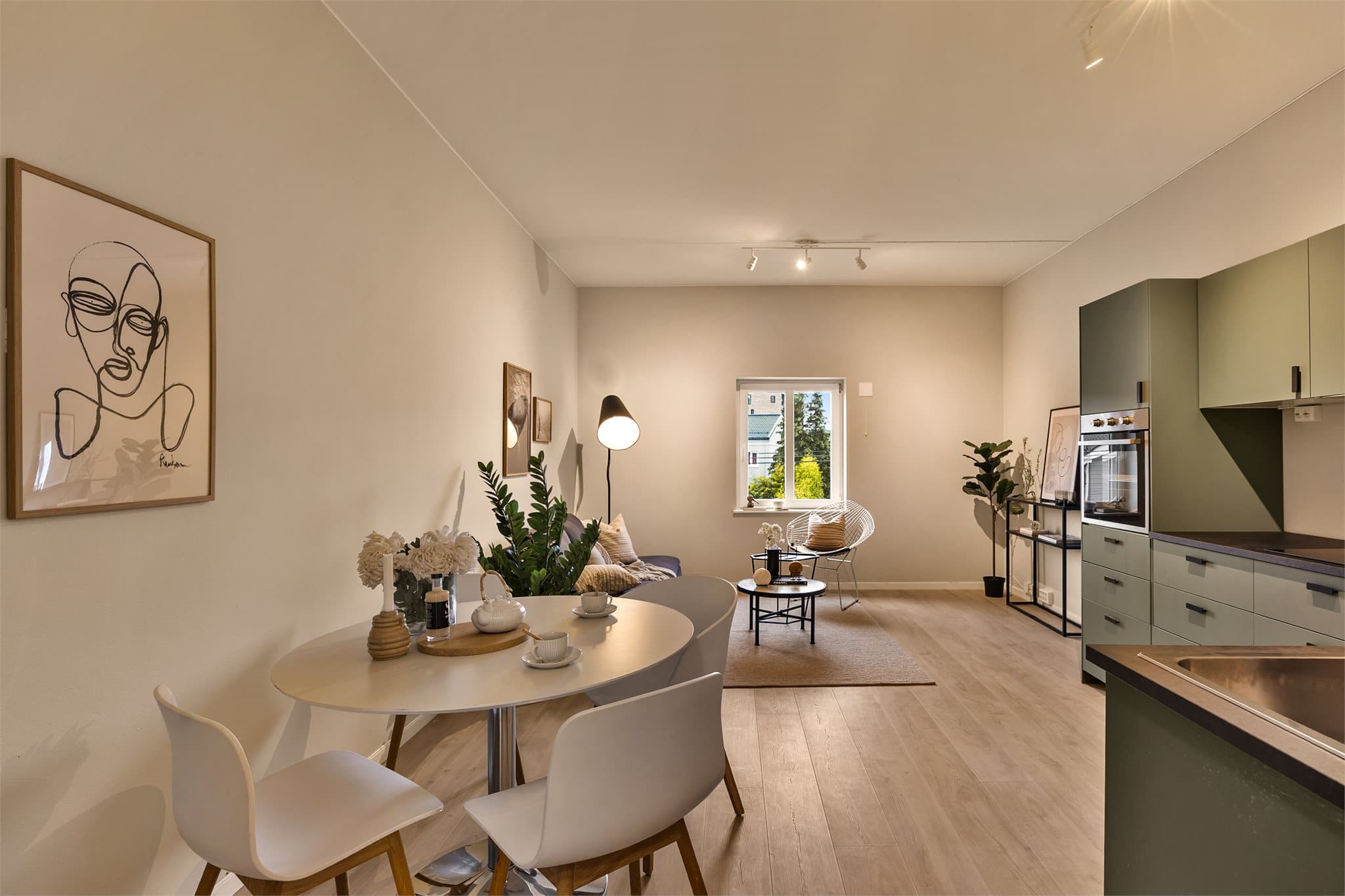 Arealeffektiv oppholdsavdeling med plass til både spisebord og sofagruppe.