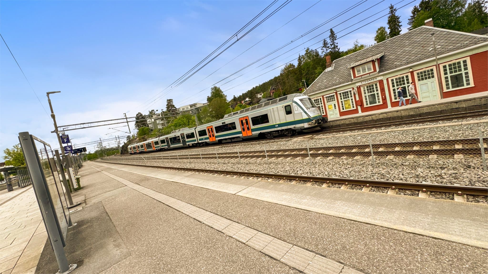 Kort vei til Strømmen stasjon.