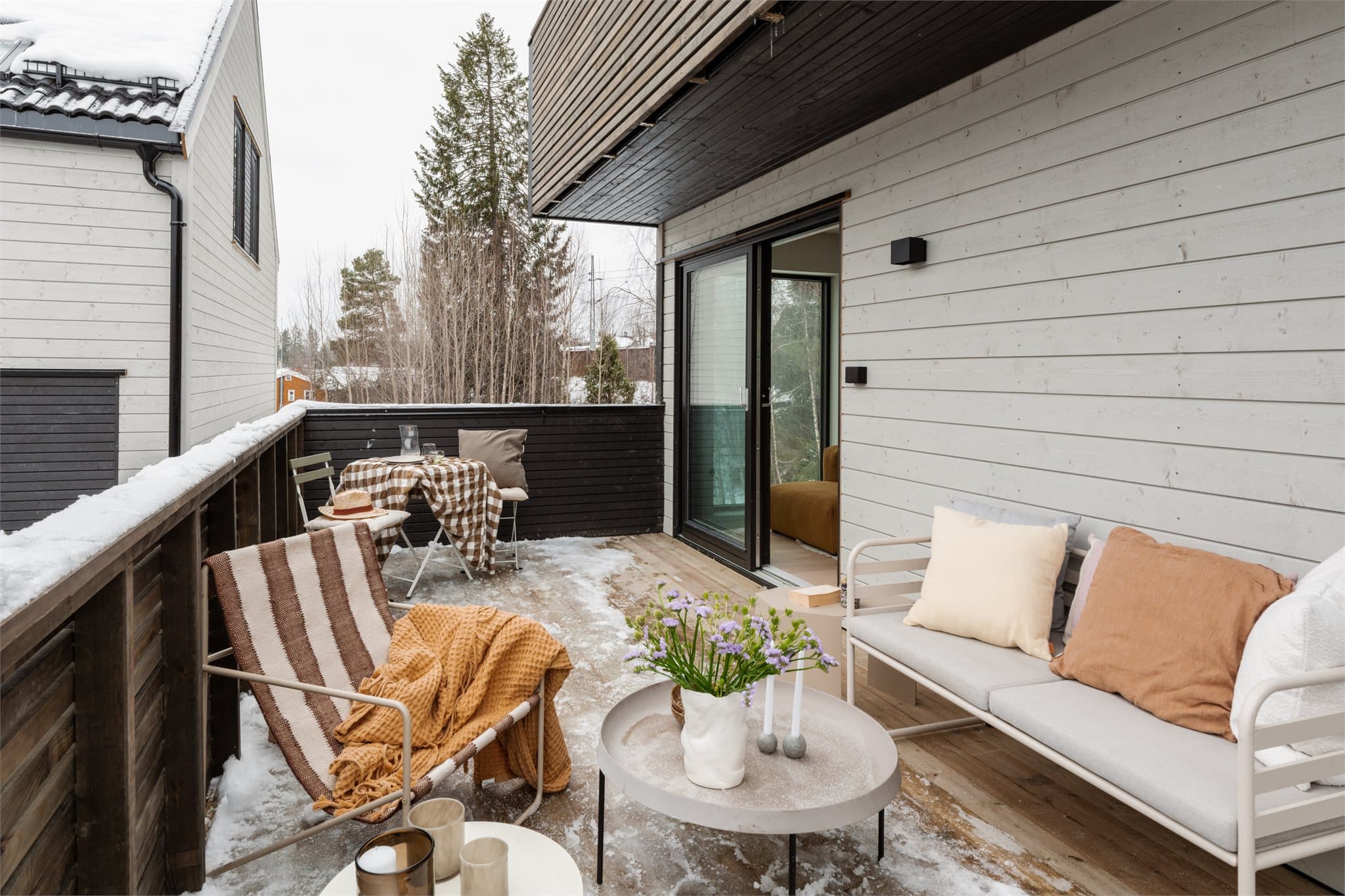 Boligen er plassert i et barnevennlig område, skjermet for gjennomgangstrafikk.