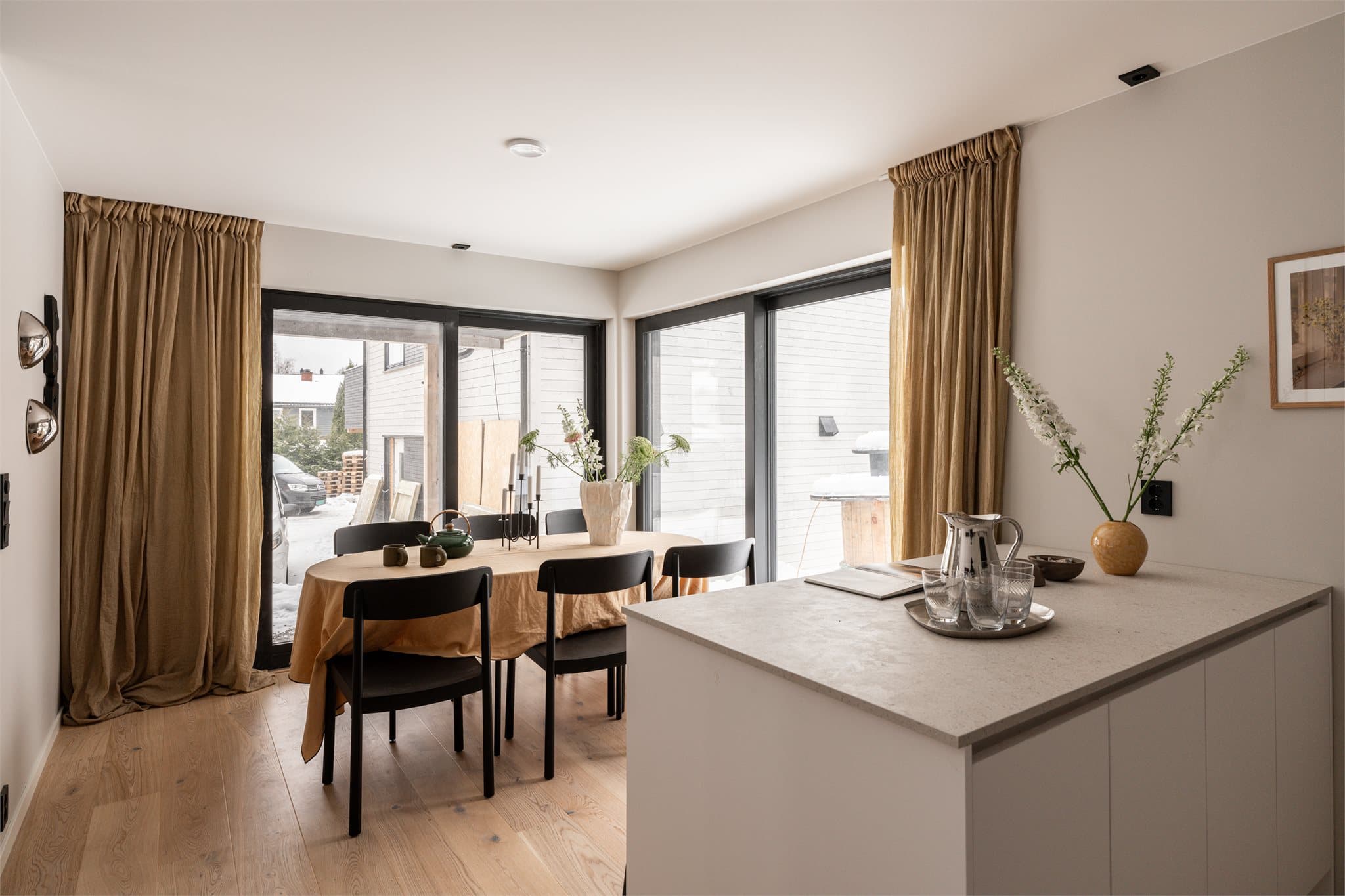 Den åpne løsningen mellom kjøkken og spisestue gir gode soner for sosiale sammenkomster.